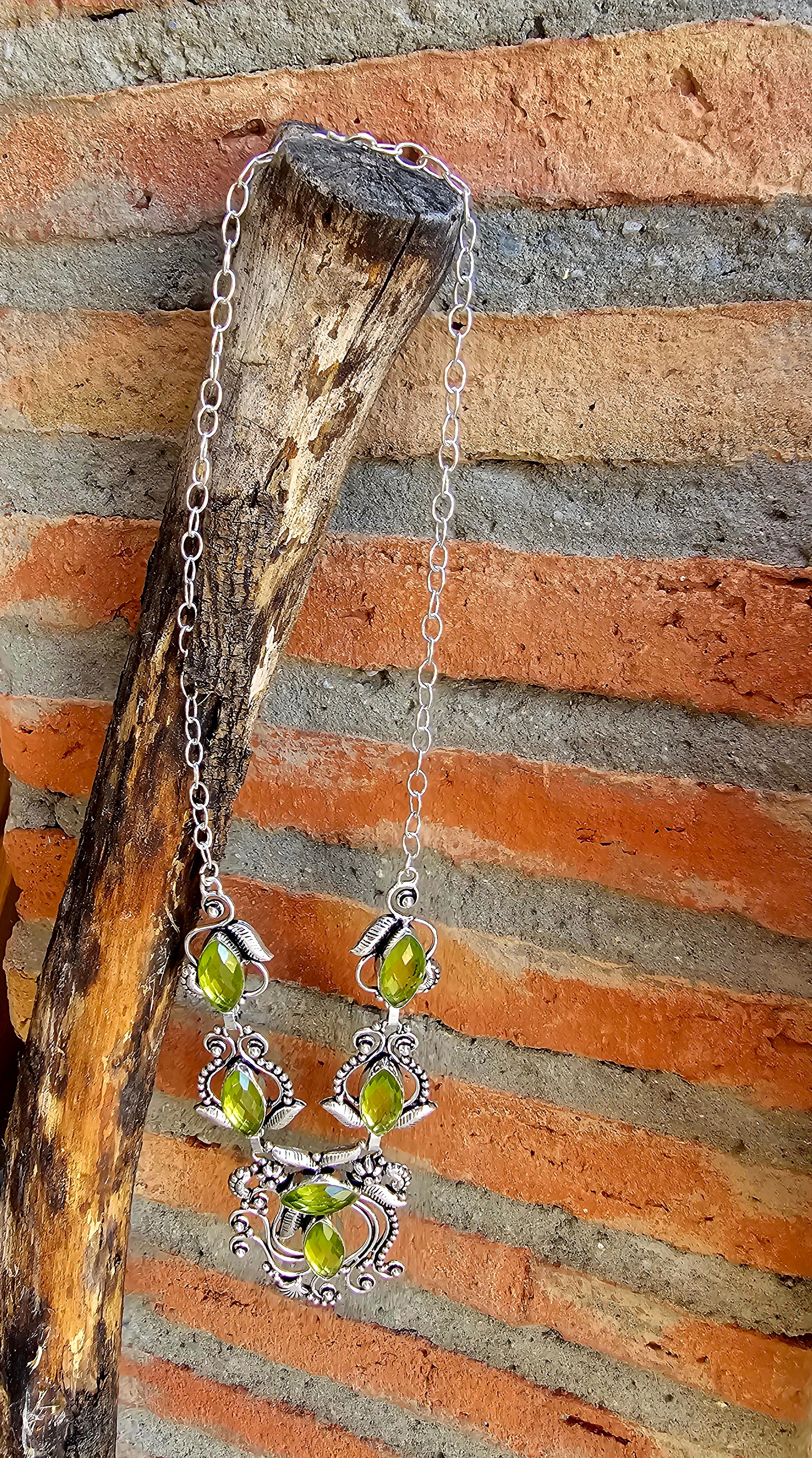 Collar delicado y elegante