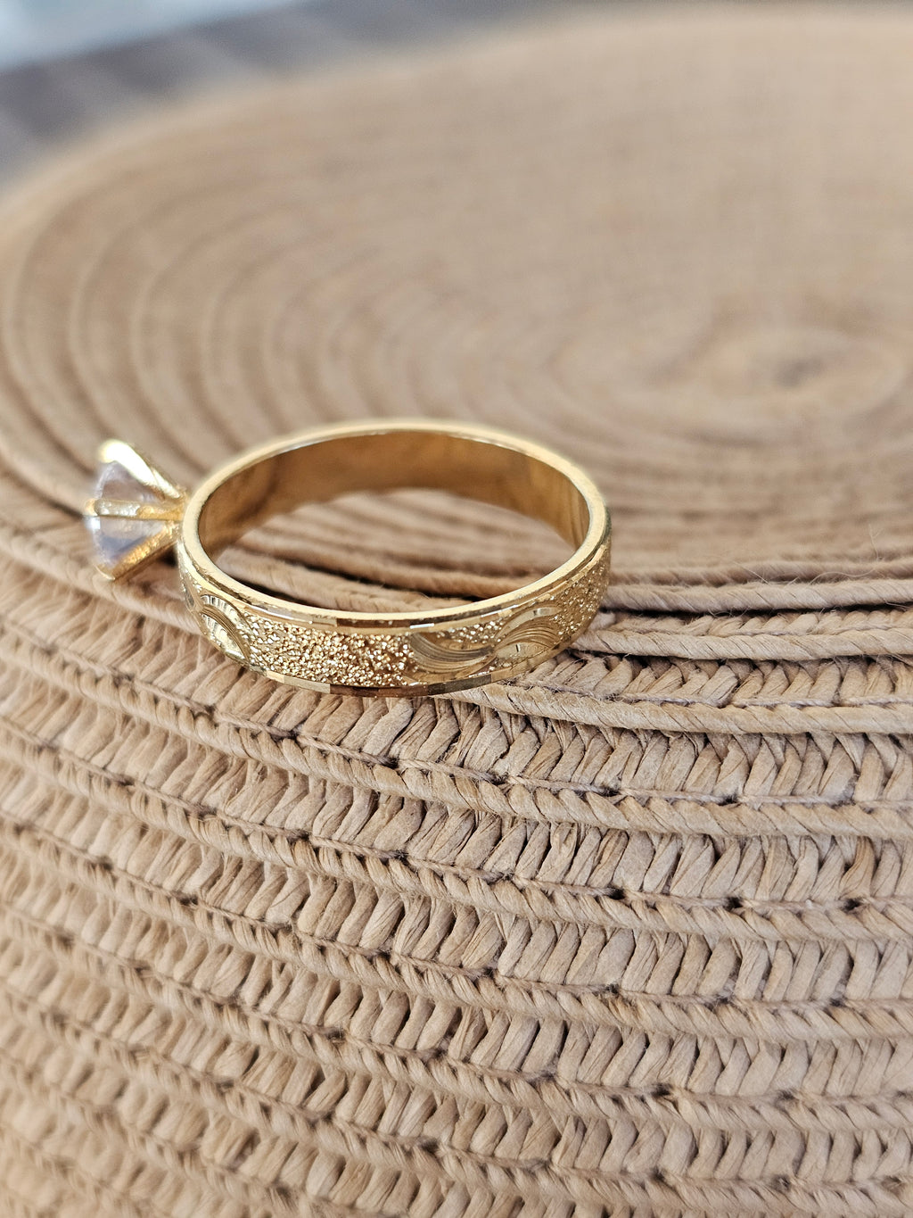 Lindo anillo estilo solitario
