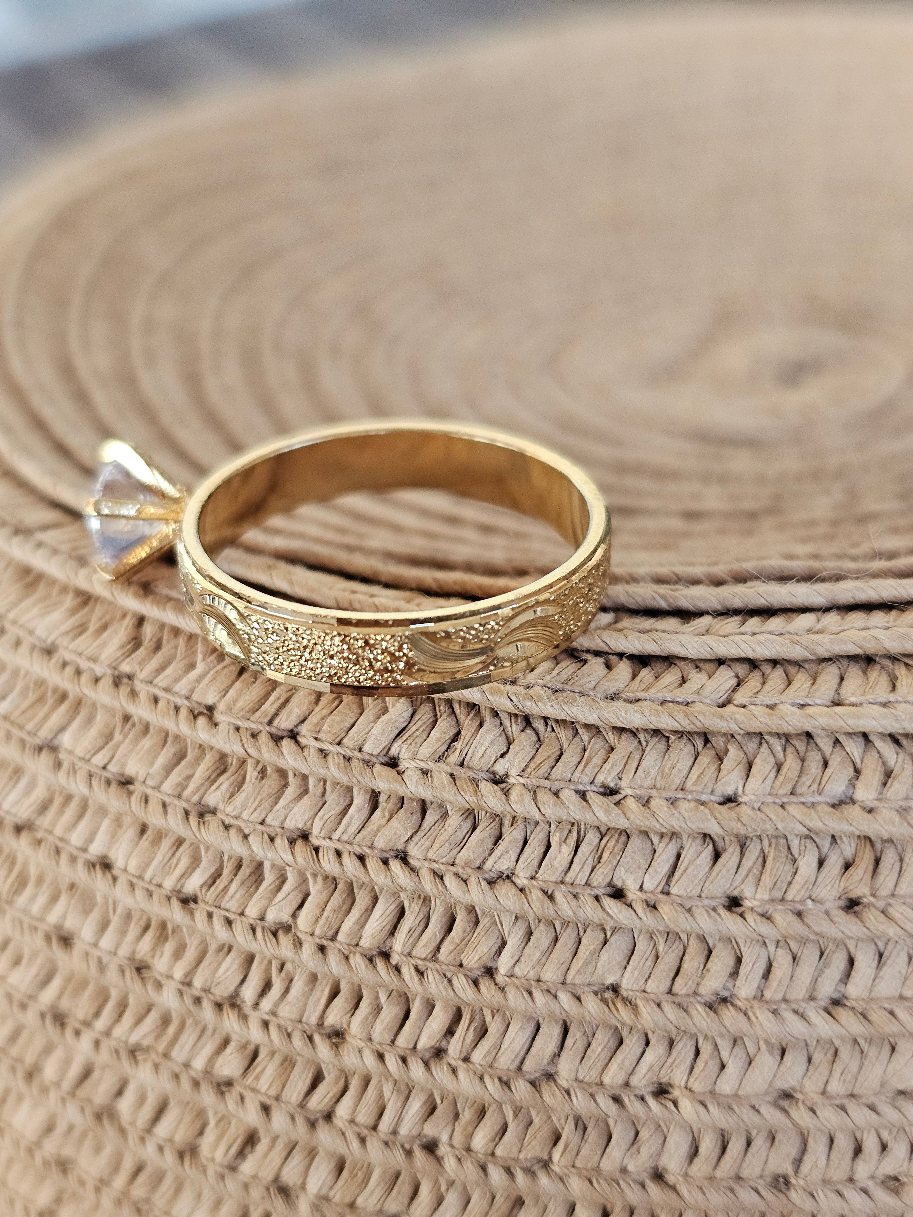 Lindo anillo estilo solitario