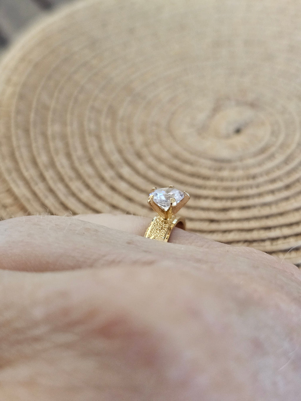 Lindo anillo estilo solitario