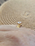 Lindo anillo estilo solitario
