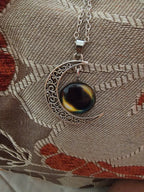 Collar con colgante de media luna