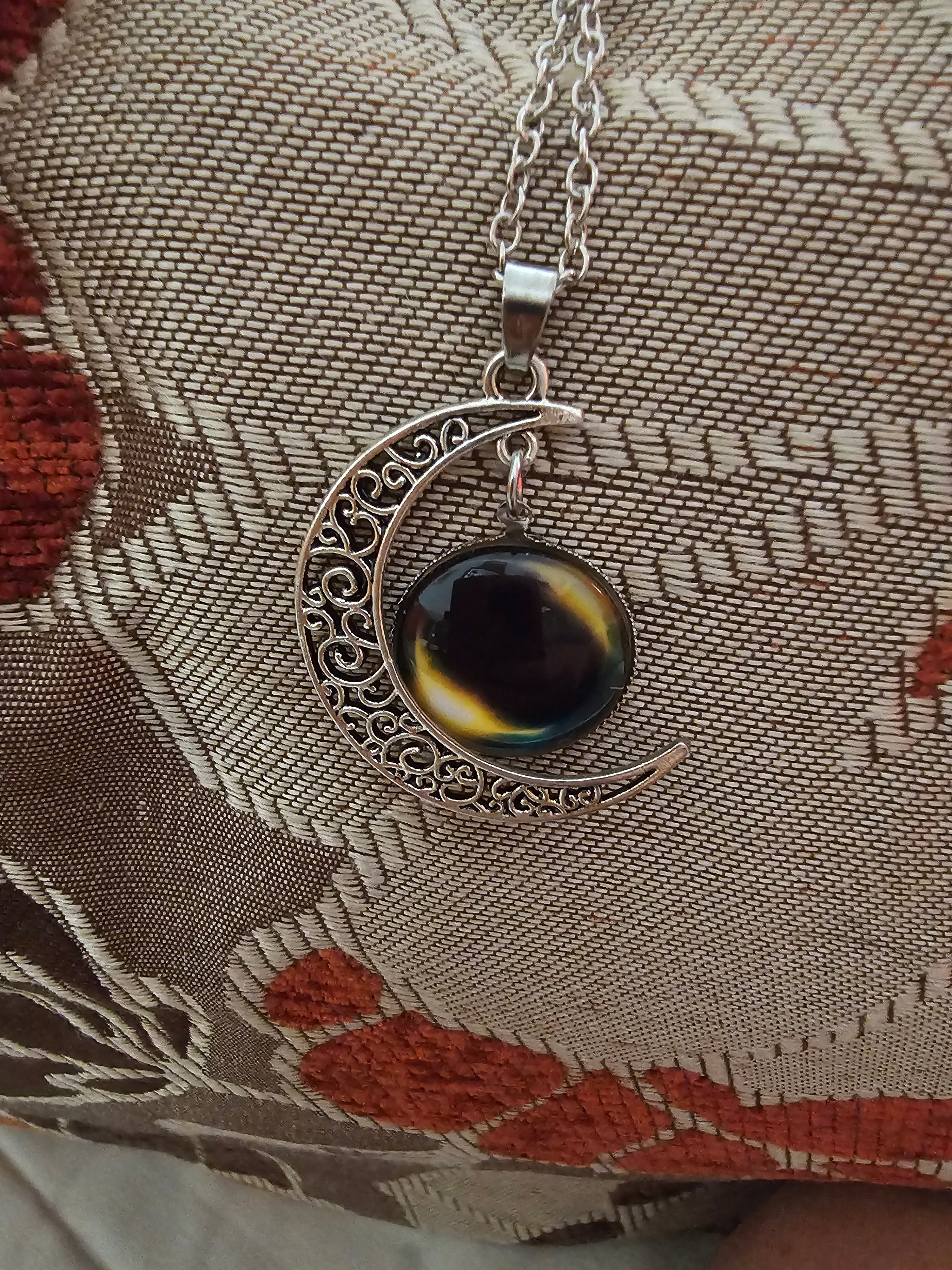 Collar con colgante de media luna