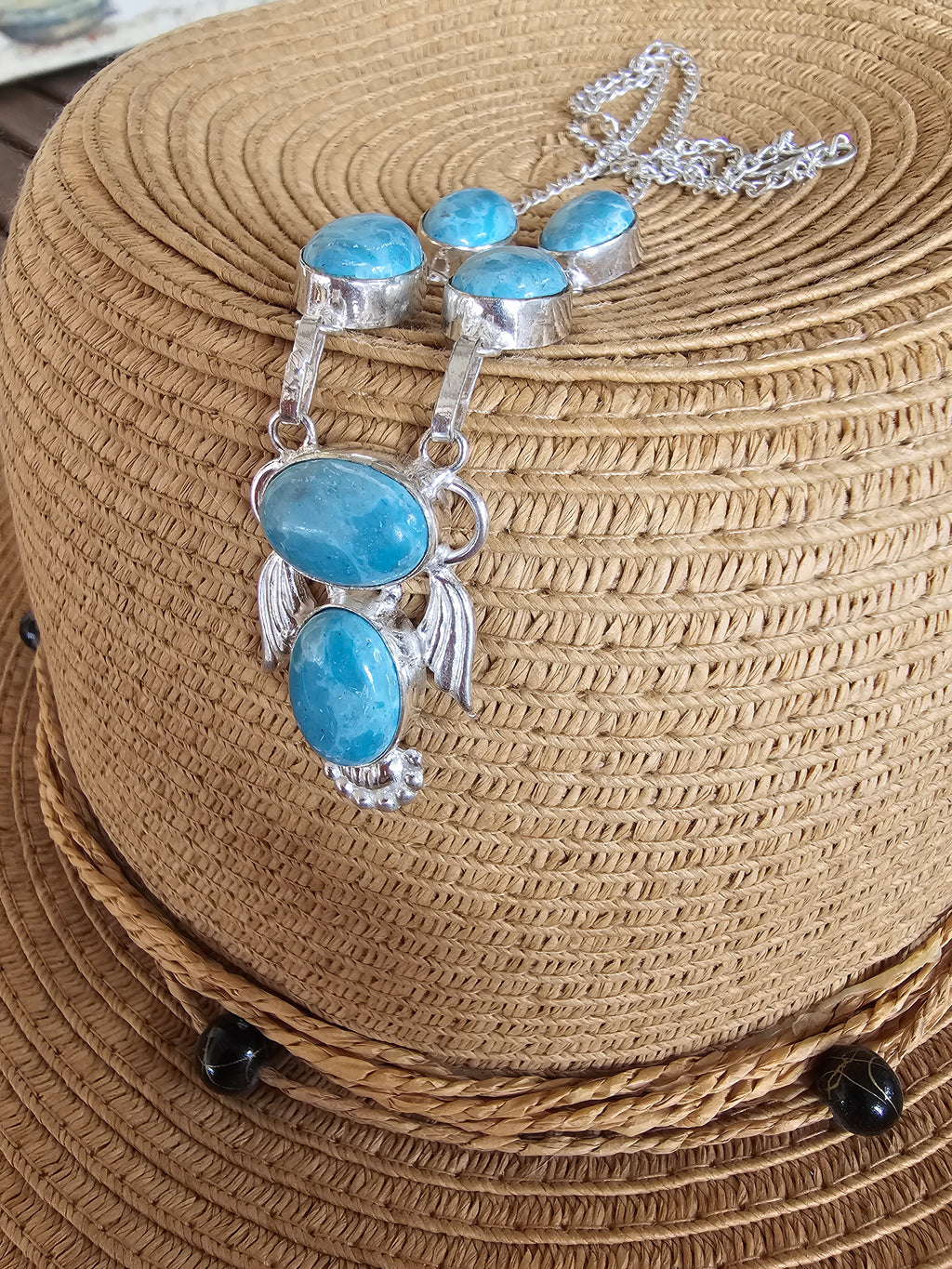 Bonito collar lavalier con alas