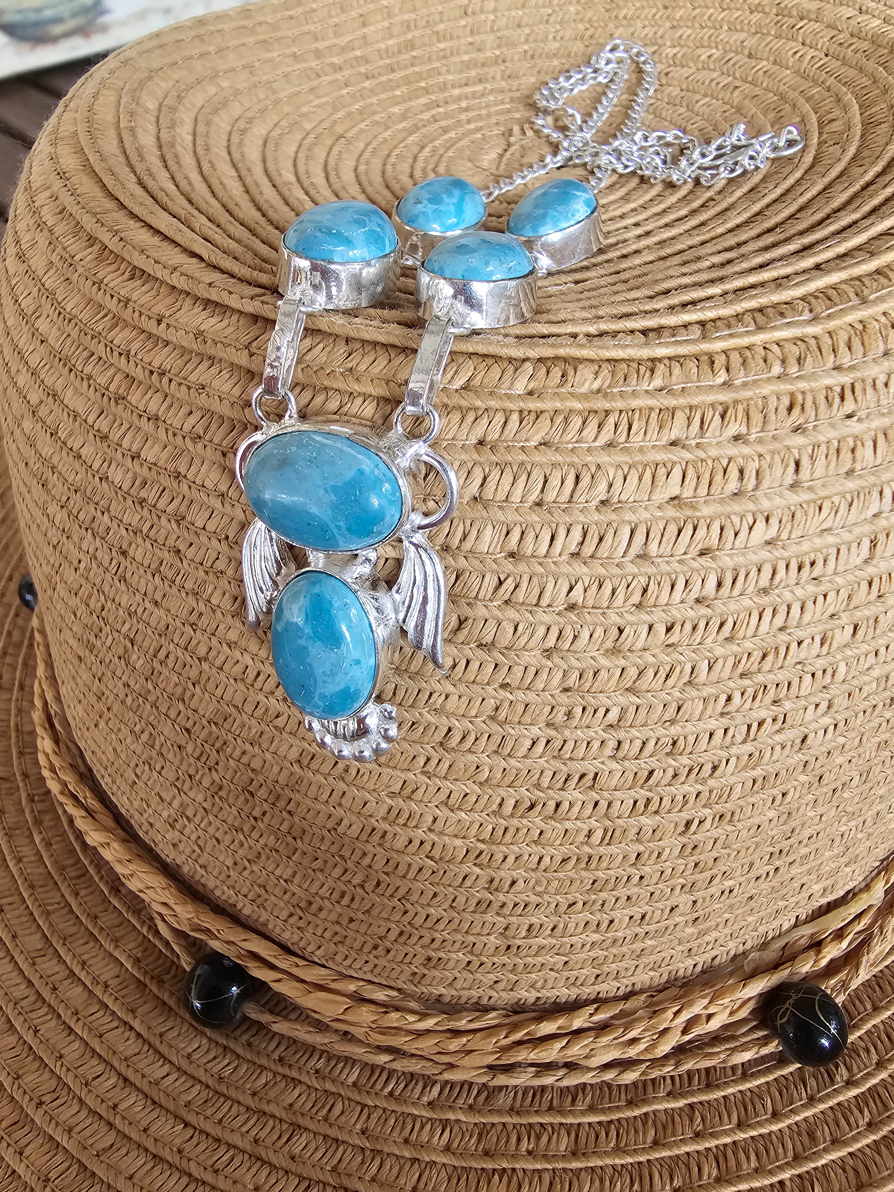 Bonito collar lavalier con alas
