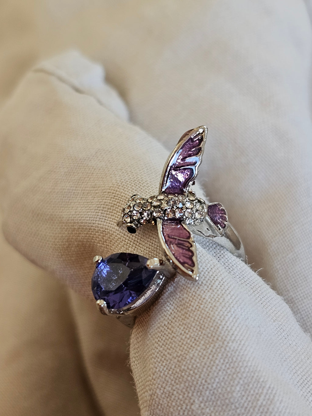Anillo bonito con muchos detalles