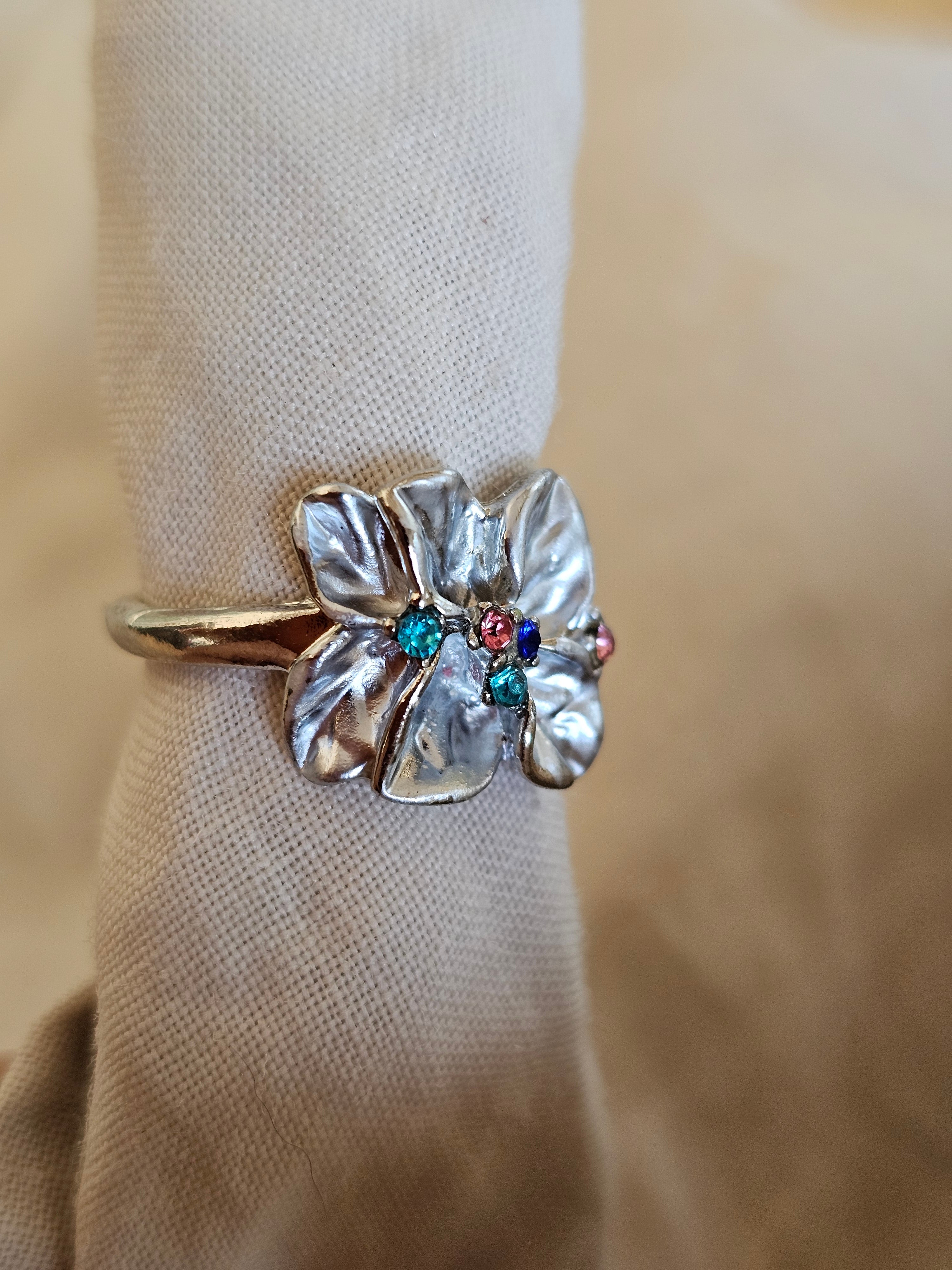 Anillo delicado en forma de flores