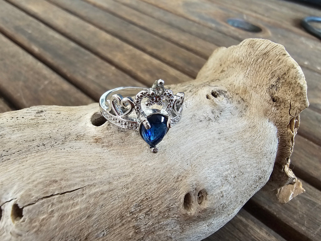 Bonito anillo de forma de tiara