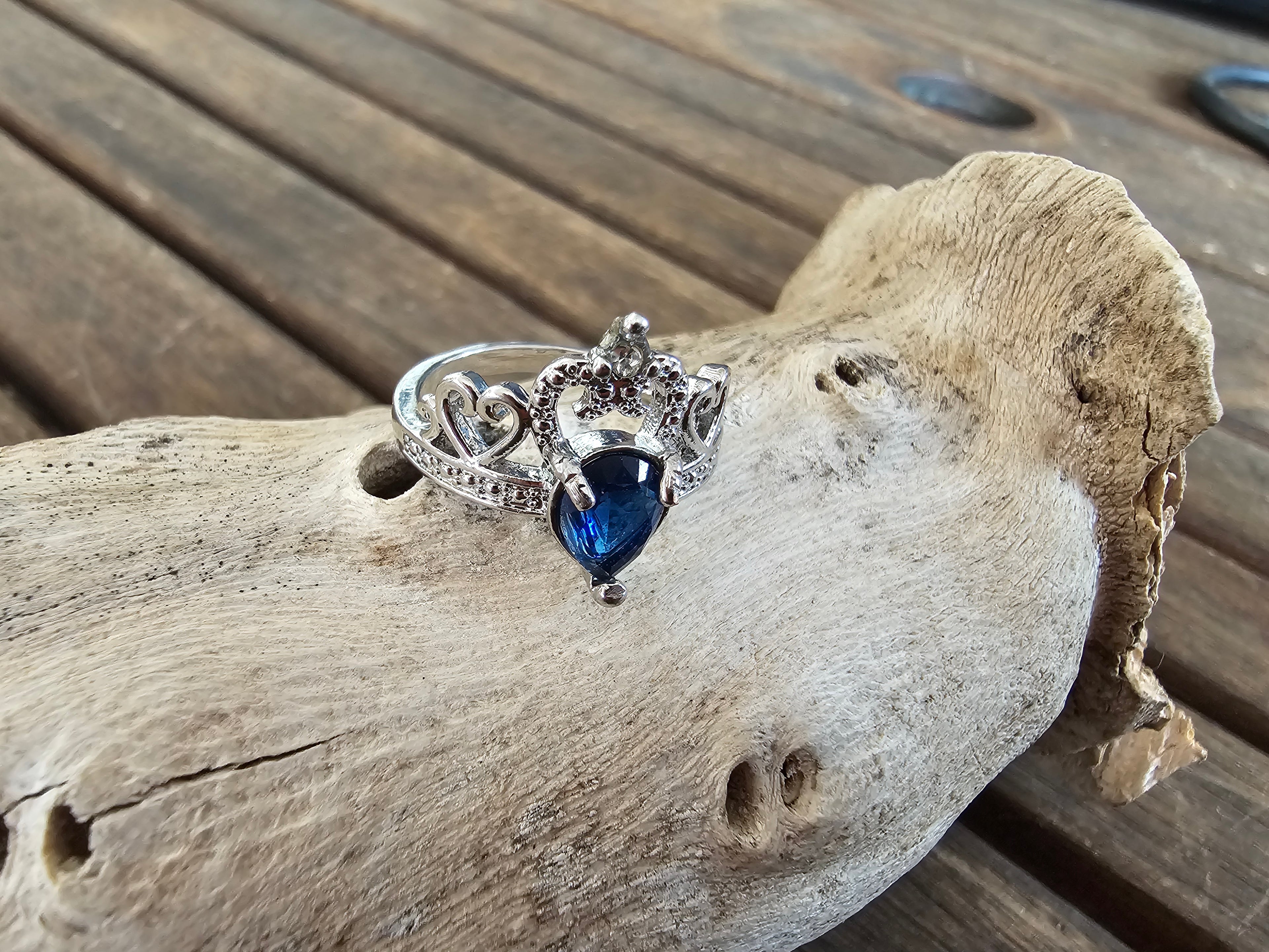 Bonito anillo de forma de tiara