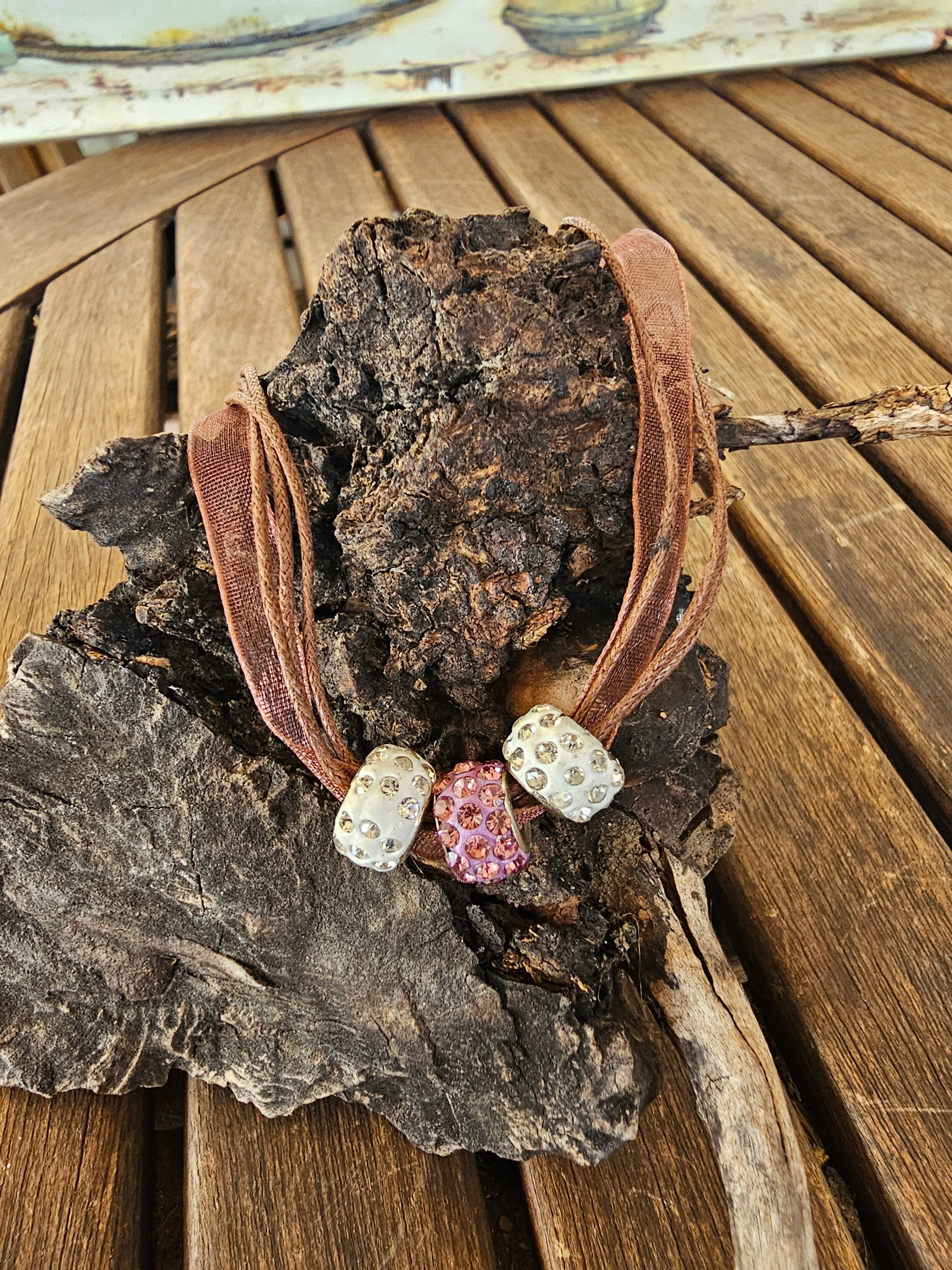 Collar Multihilo con Cuentas Pavé – Tonos Marrón, Blanco y Malva