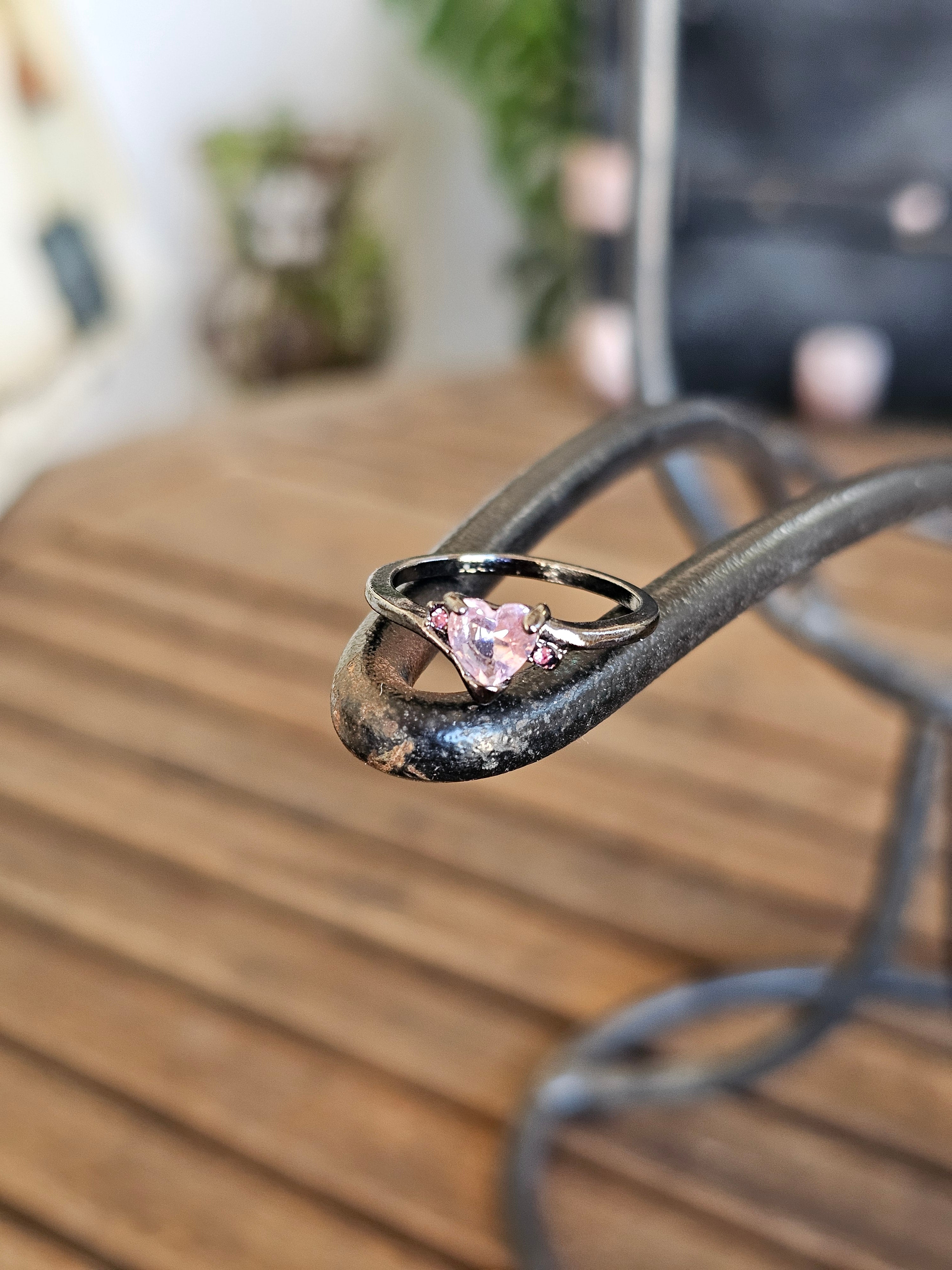 Llamativos anillos negros en forma de corazón
