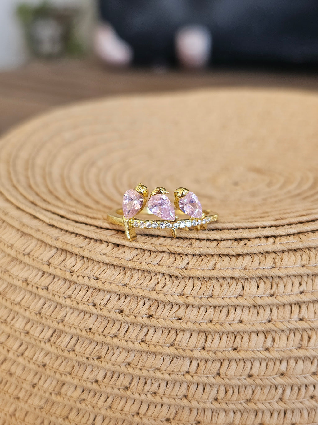 Hermoso anillo con pajaritos en la rama