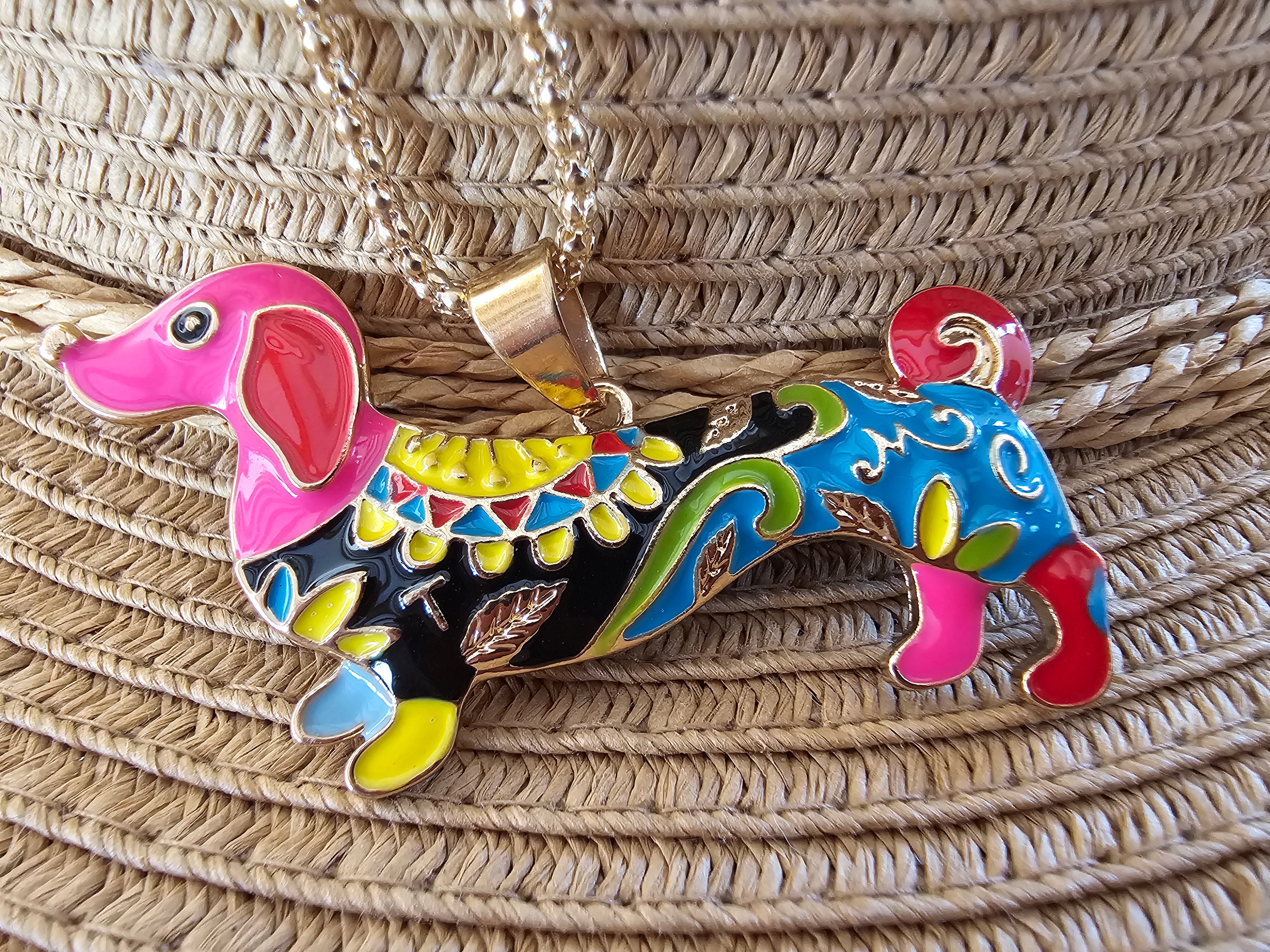 Colgante perro con colores de alegría