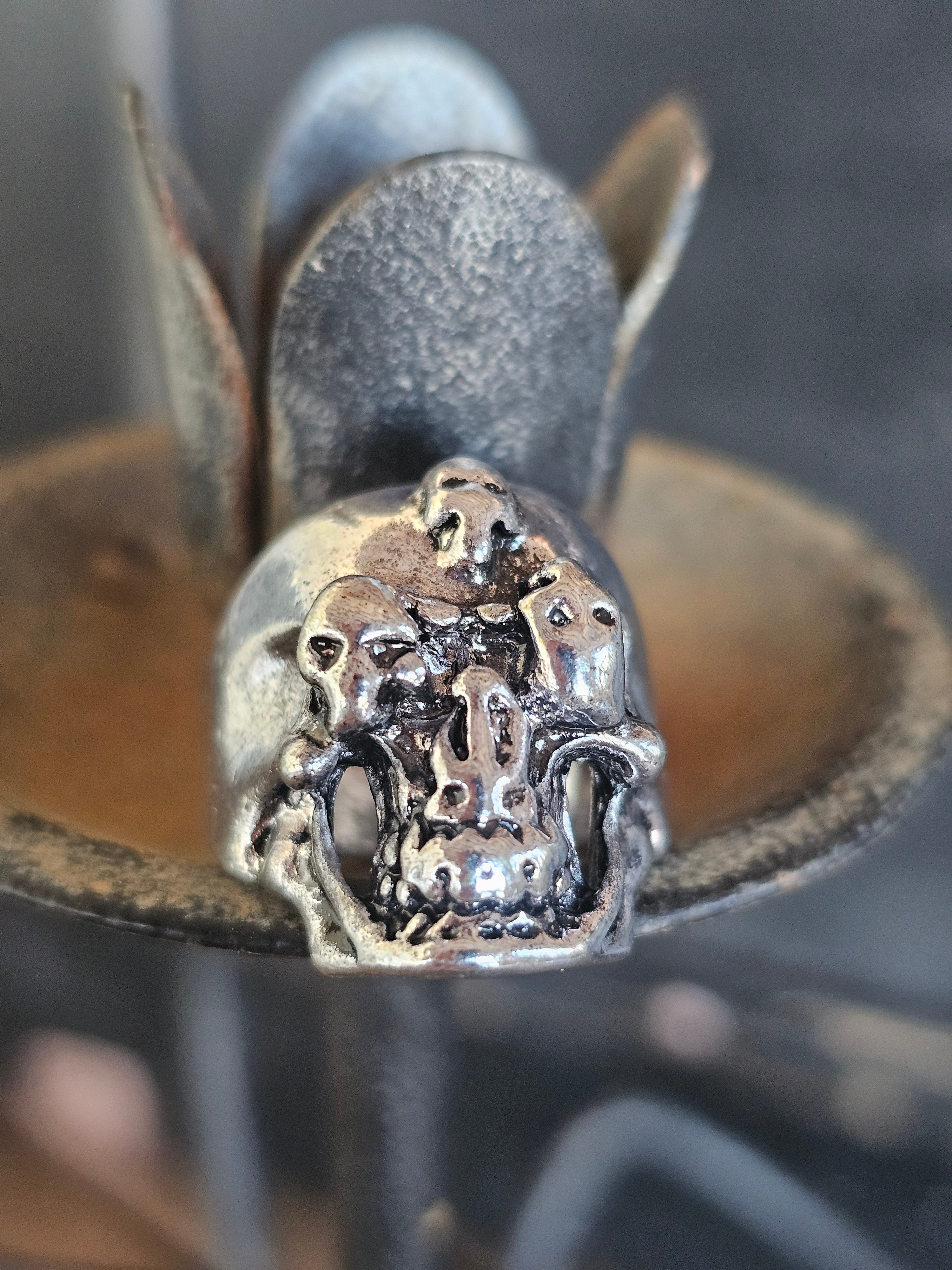 Magnífico anillo con calavera
