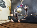 Collar Colgante Gato de la Luna – Perla y Cristales Arcoíris