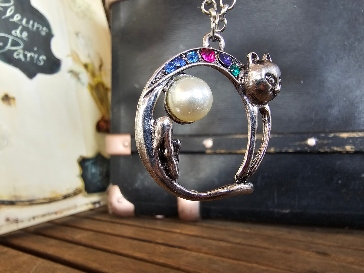 Collar Colgante Gato de la Luna – Perla y Cristales Arcoíris