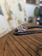 Delicado anillo con silueta floral