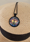 Un collar lindo con  el árbol de vida