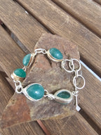 Pulsera de Piedras Verdes en Gota con Acabado Plateado y Cierre T-Bar