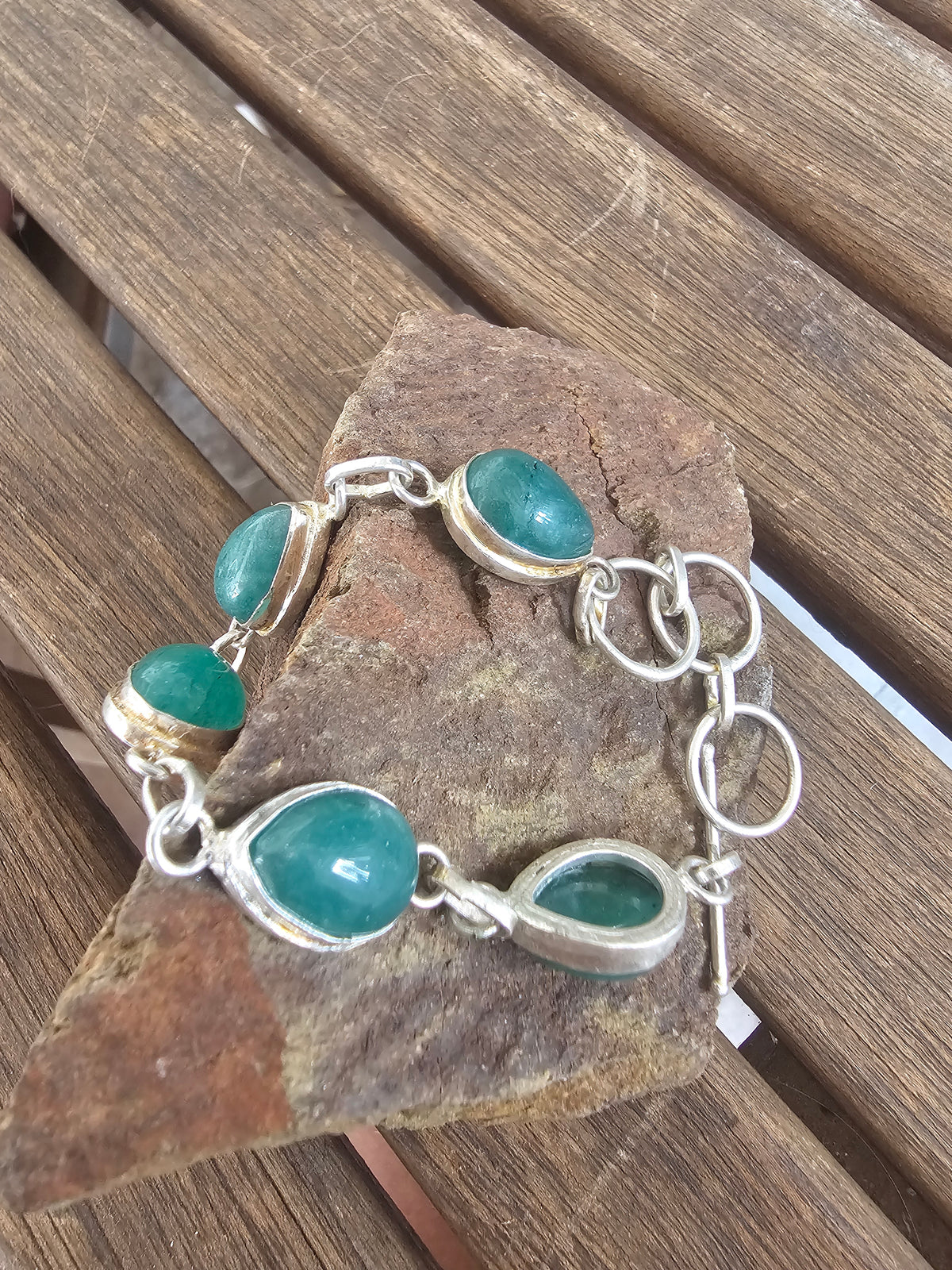 Pulsera de Piedras Verdes en Gota con Acabado Plateado y Cierre T-Bar