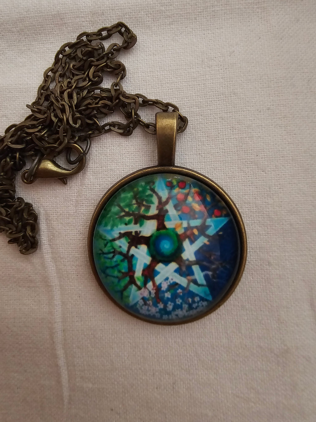 Collar con colgante,  dibujo de pentáculo con rama de árbol