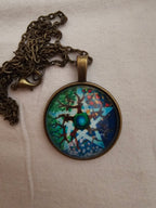 Collar con colgante,  dibujo de pentáculo con rama de árbol