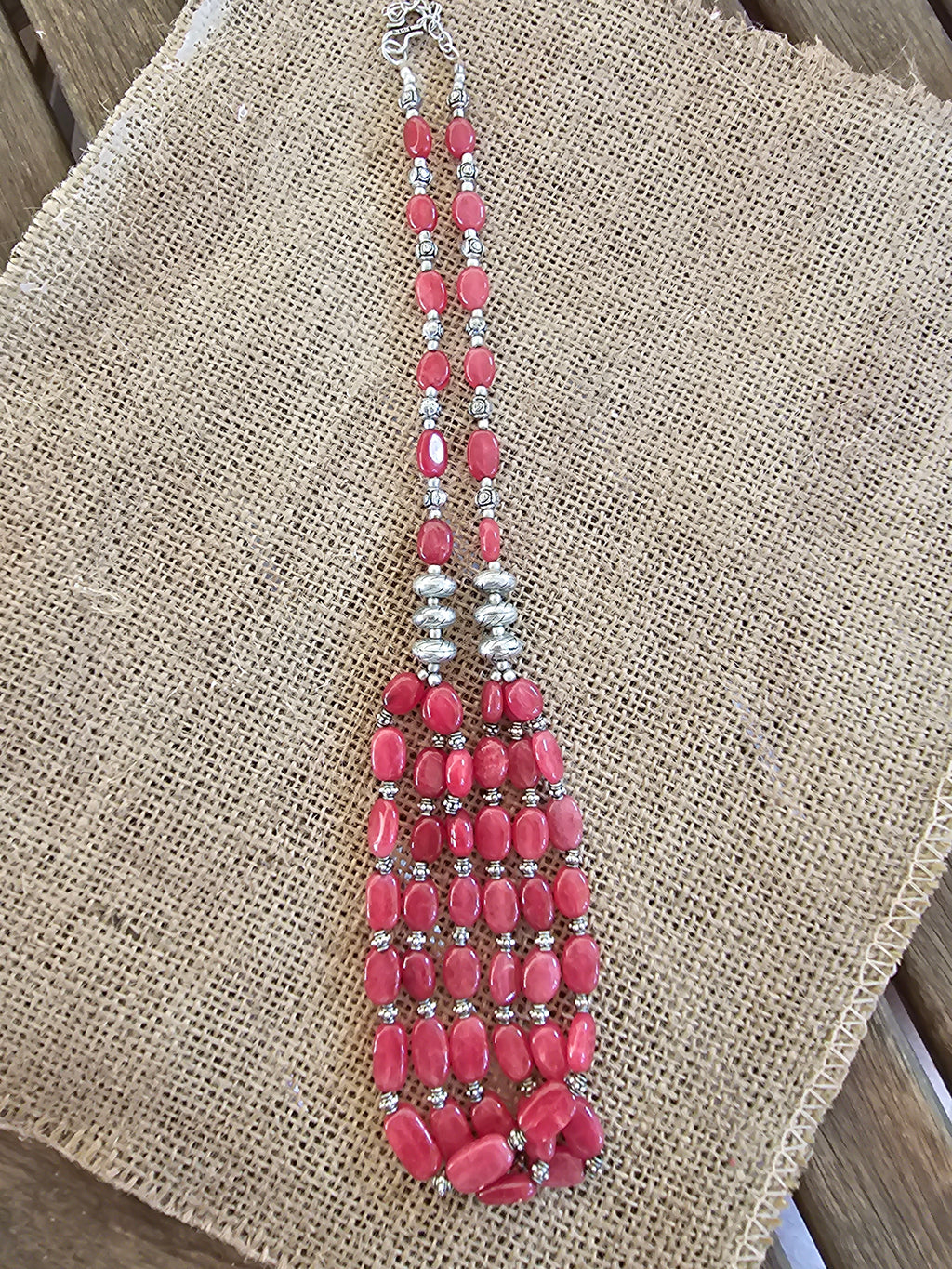 Collar rojo femenino