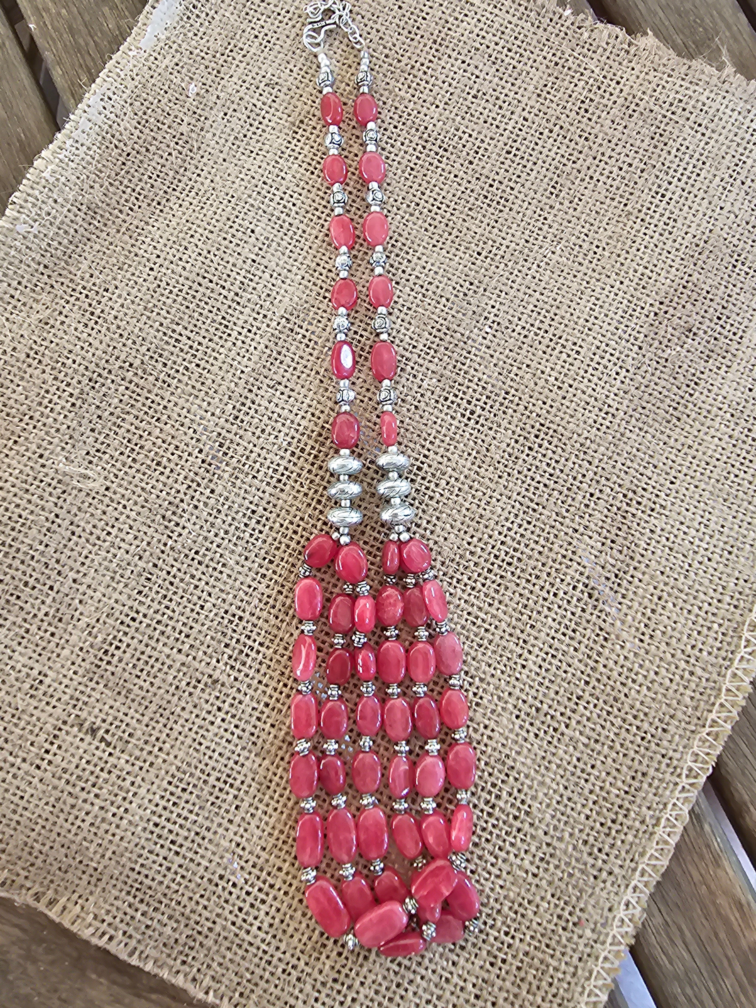Collar rojo femenino