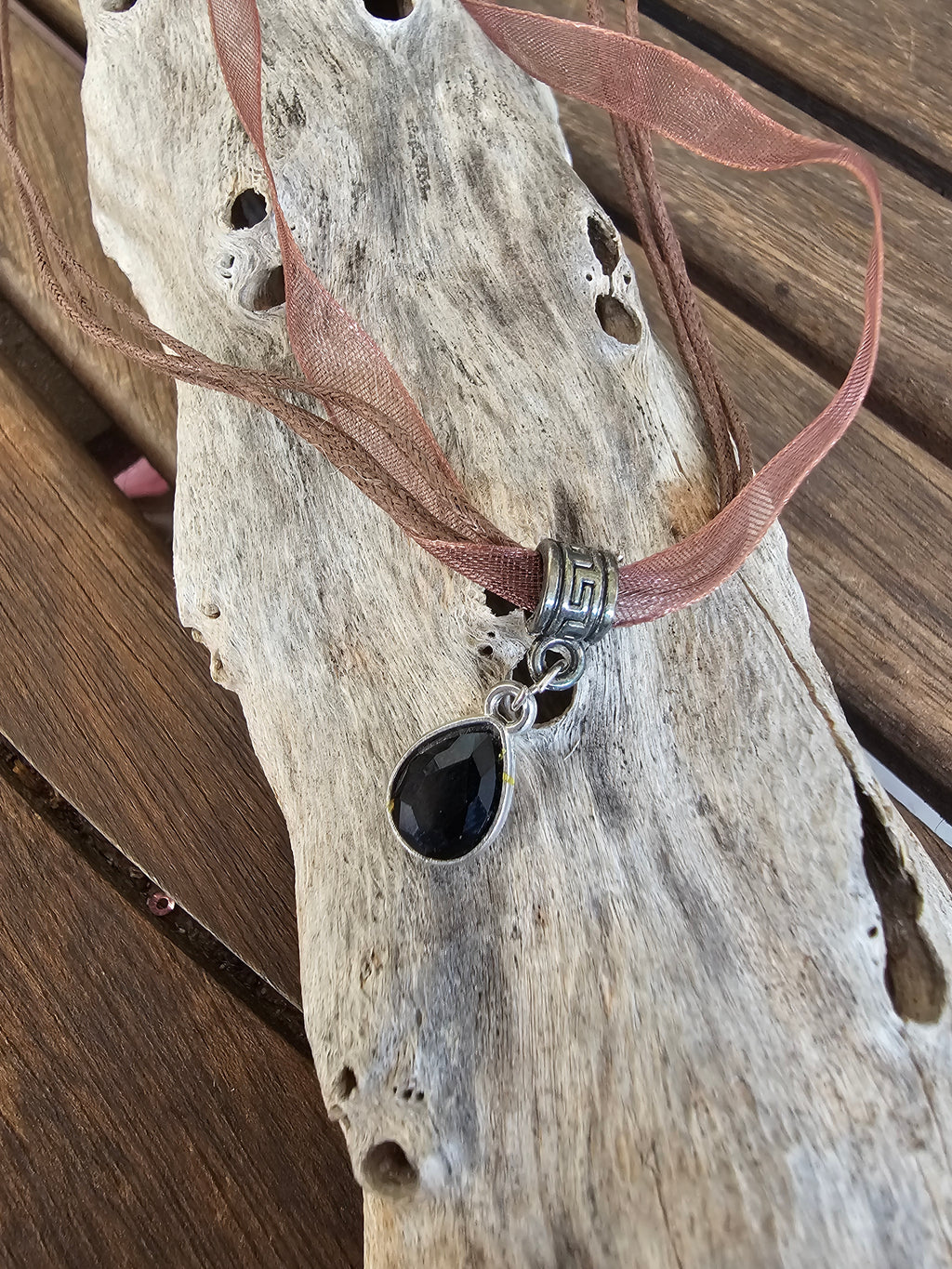 Collar Multihilo con Colgante de Cristal Negro en Gota – Estilo Boho Chic