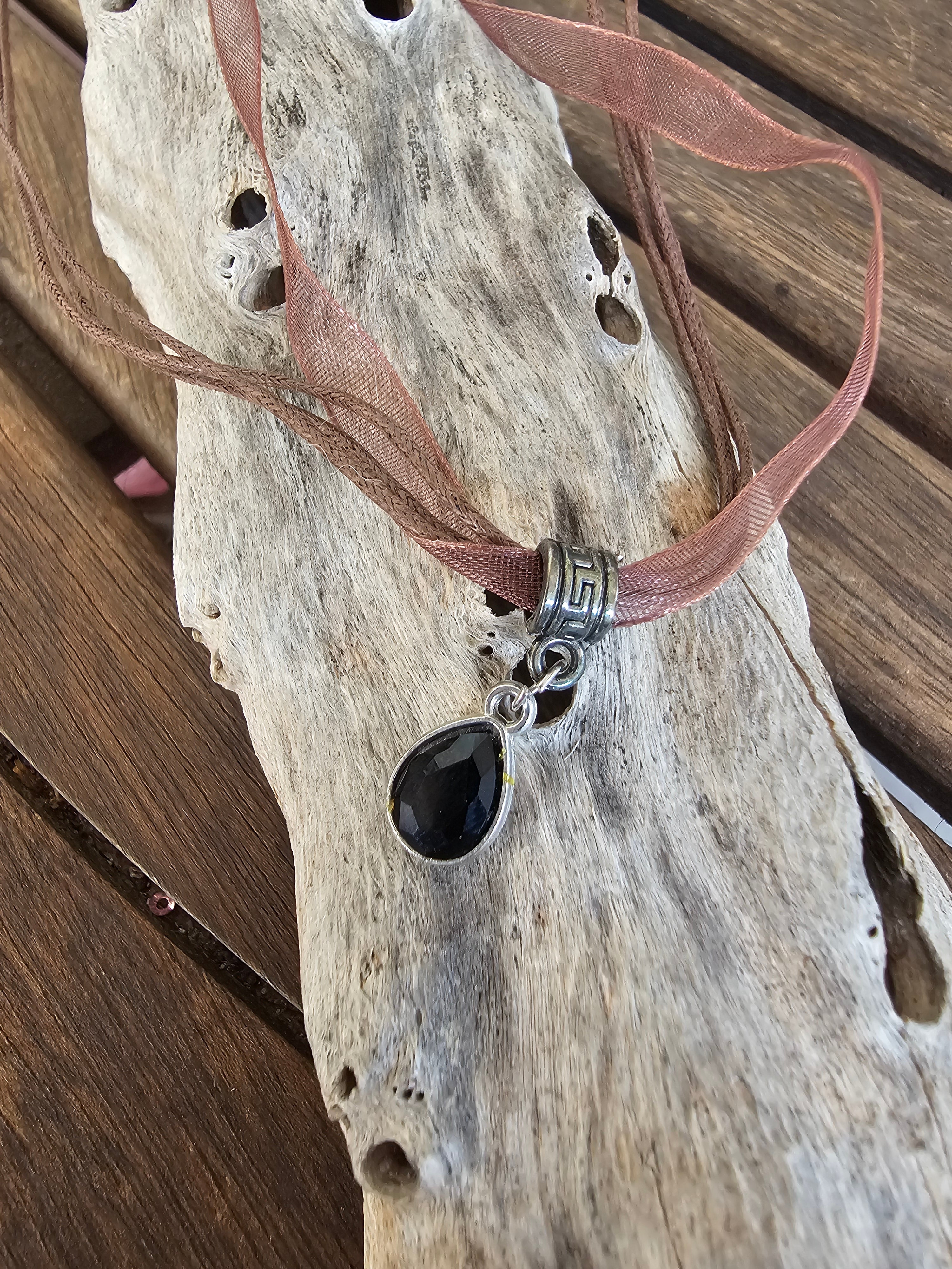 Collar Multihilo con Colgante de Cristal Negro en Gota – Estilo Boho Chic