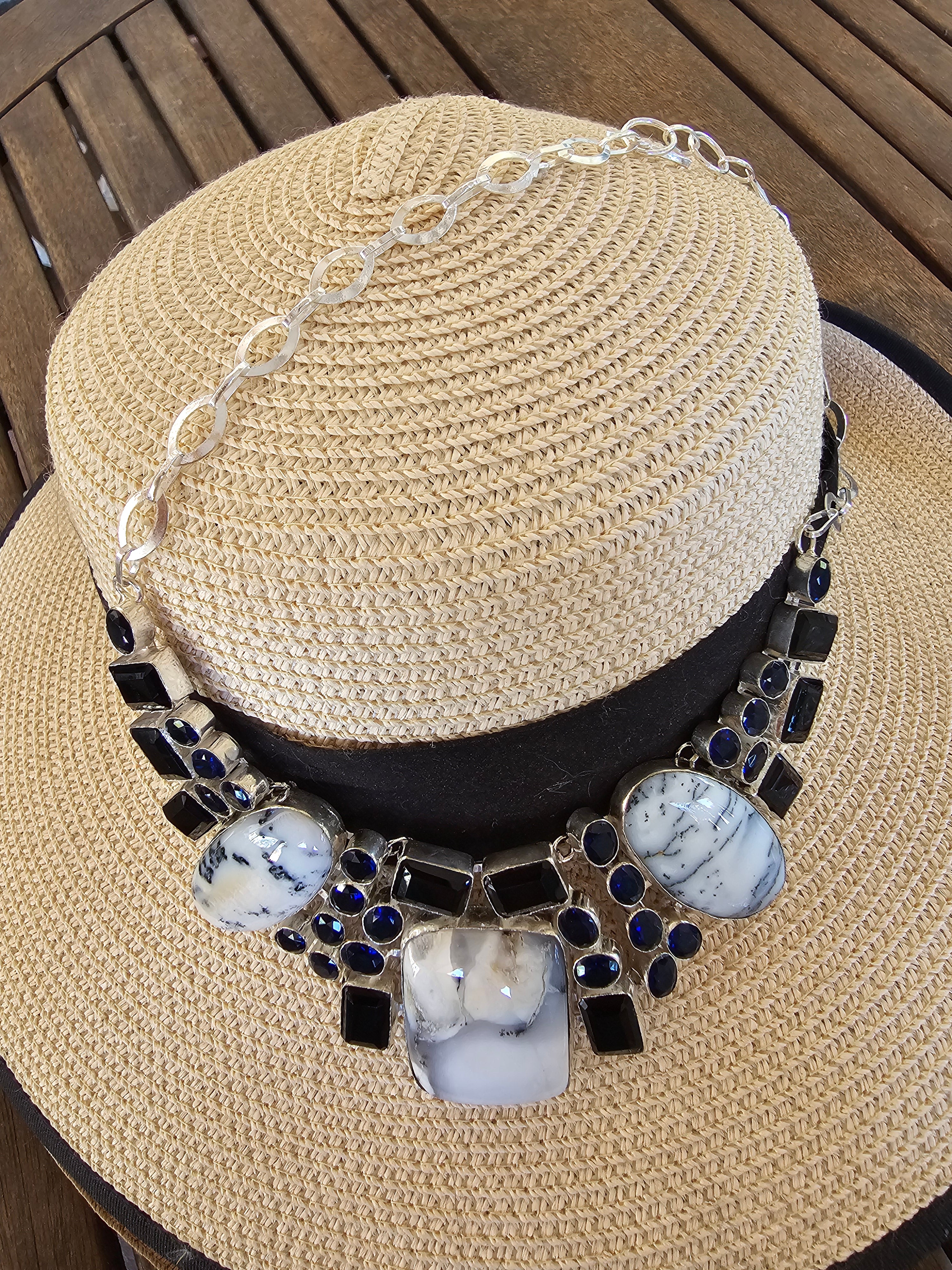 Collar elegante y magnífico