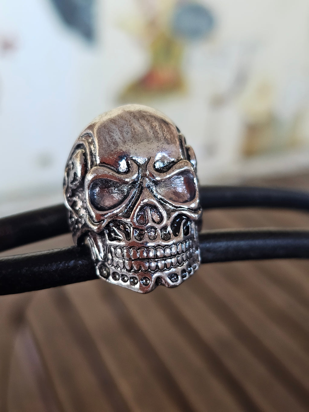 Llamativo anillo de calavera