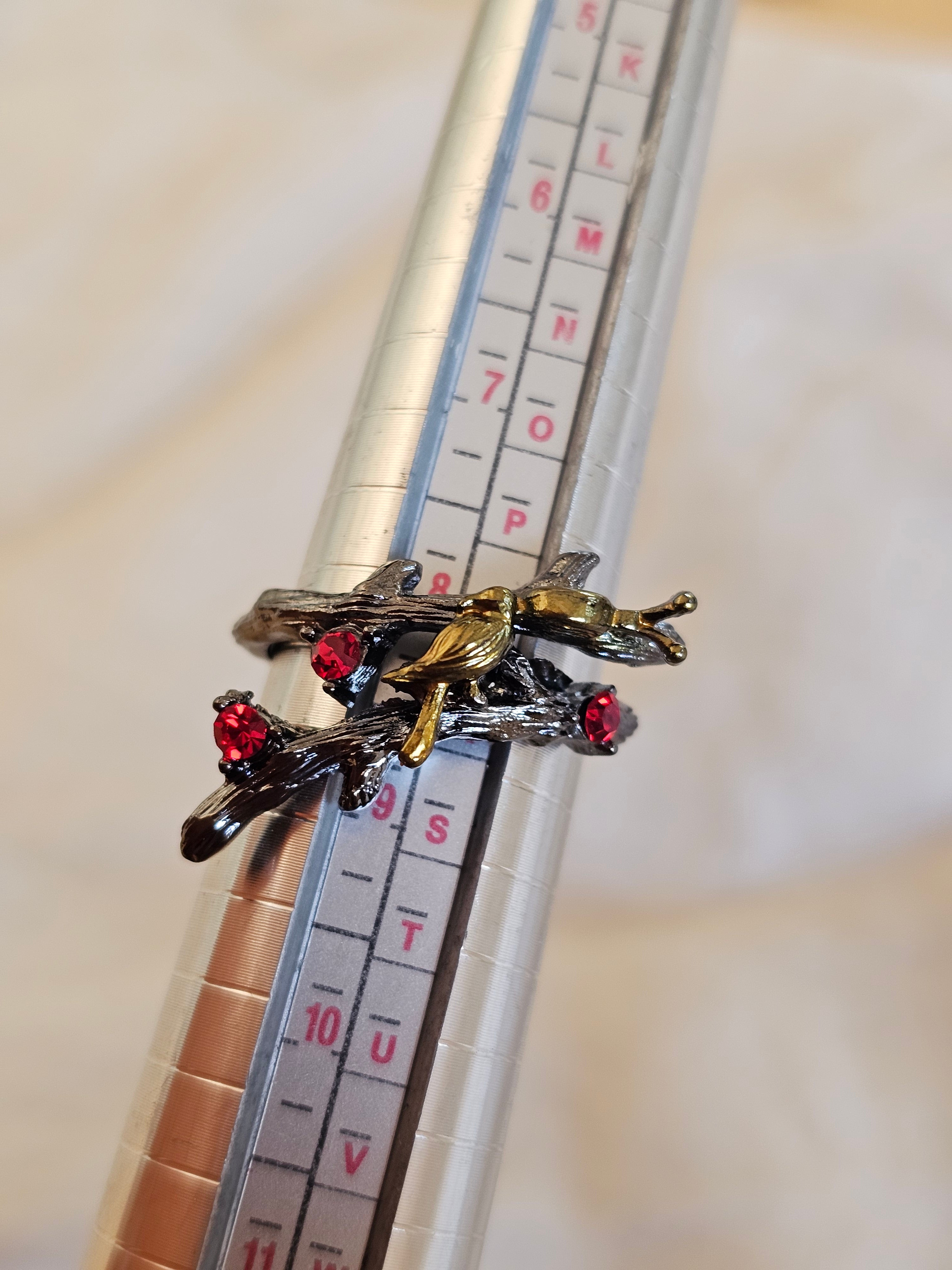 Un anillo de estilo gótico