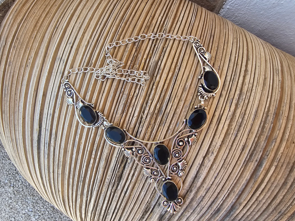 Collar delicado y elegante