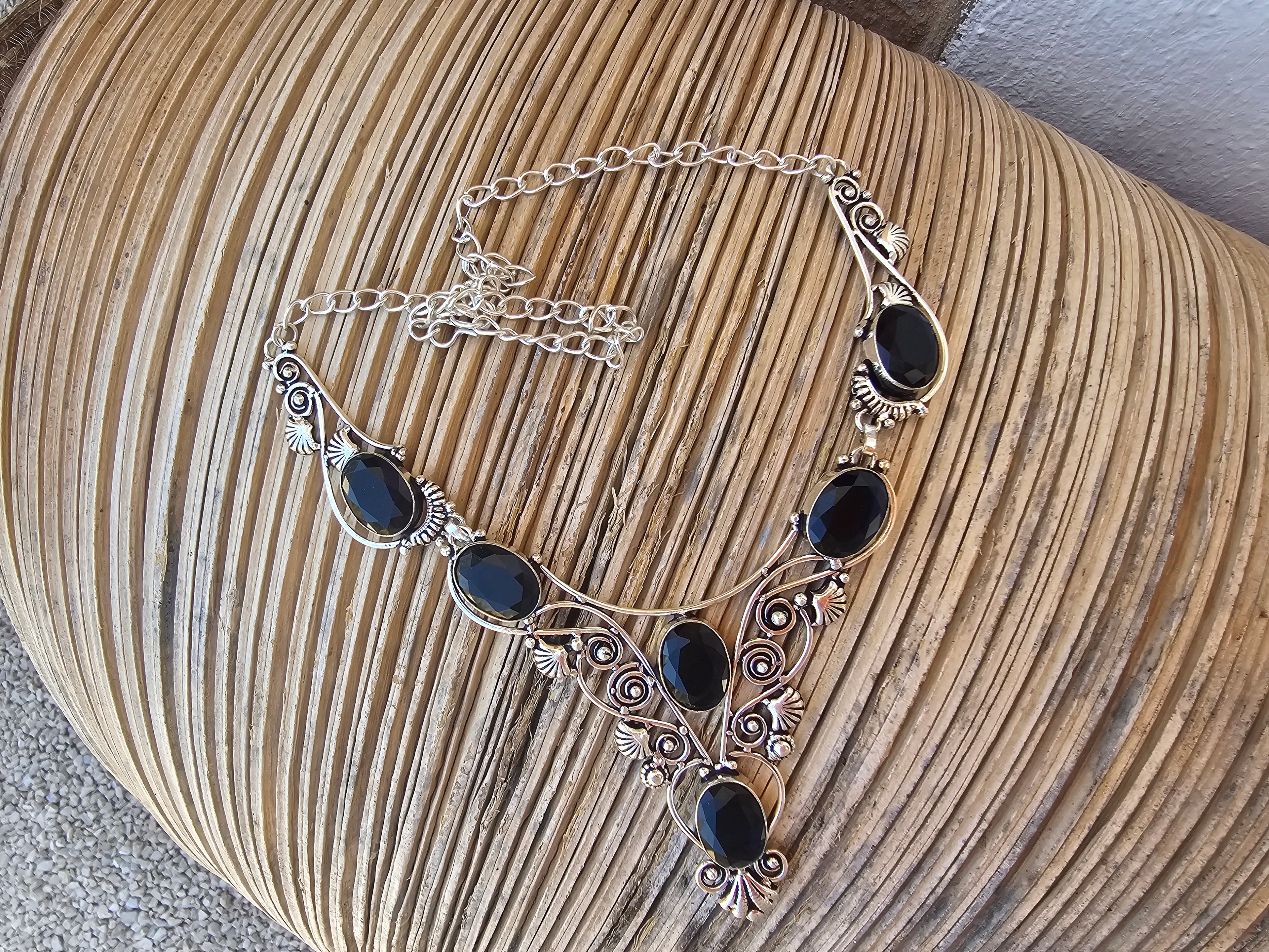 Collar delicado y elegante