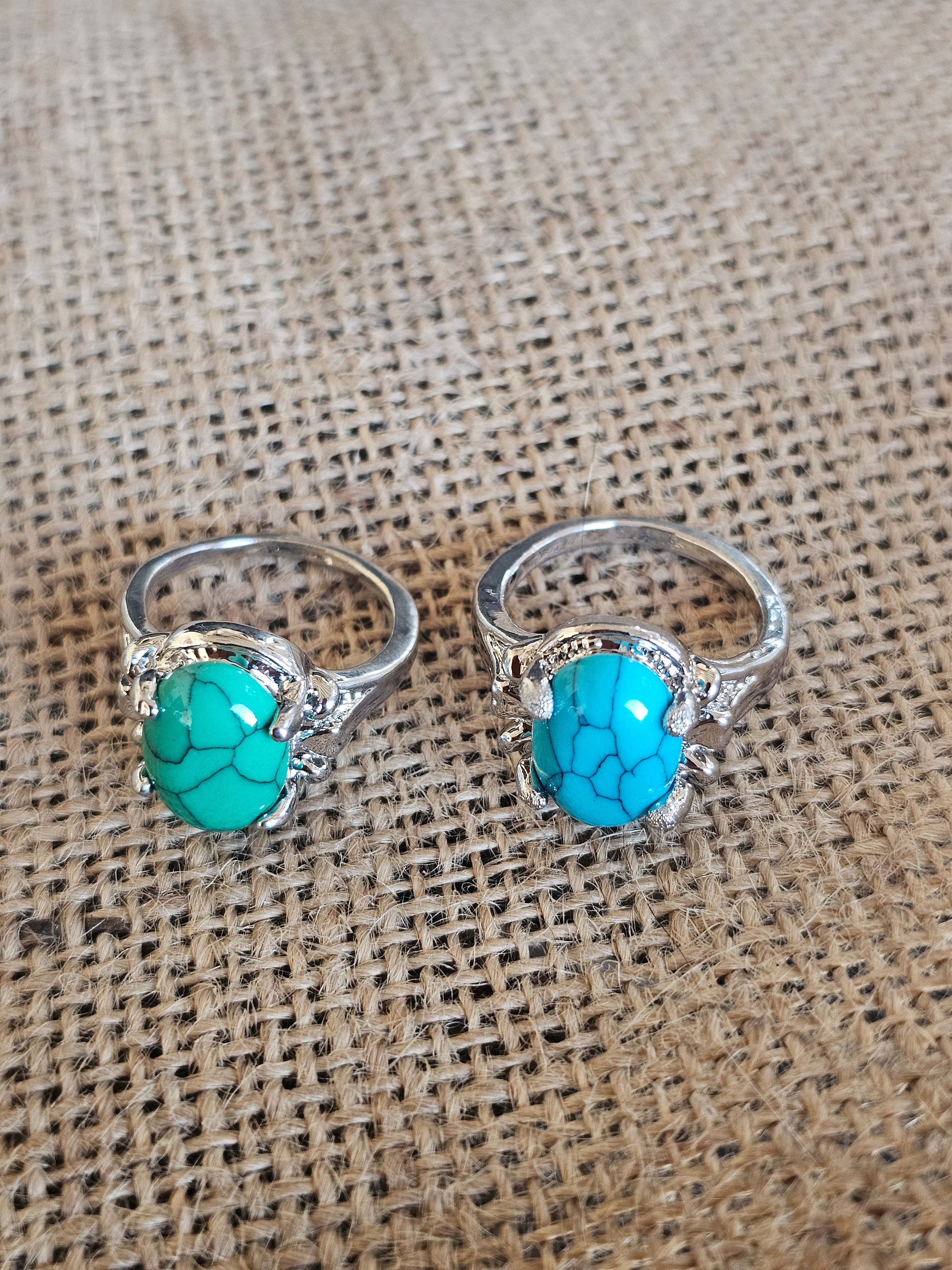 Bohemio anillo con engastes tipo garra