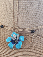 Colgante y brocha de Betsey Johnson