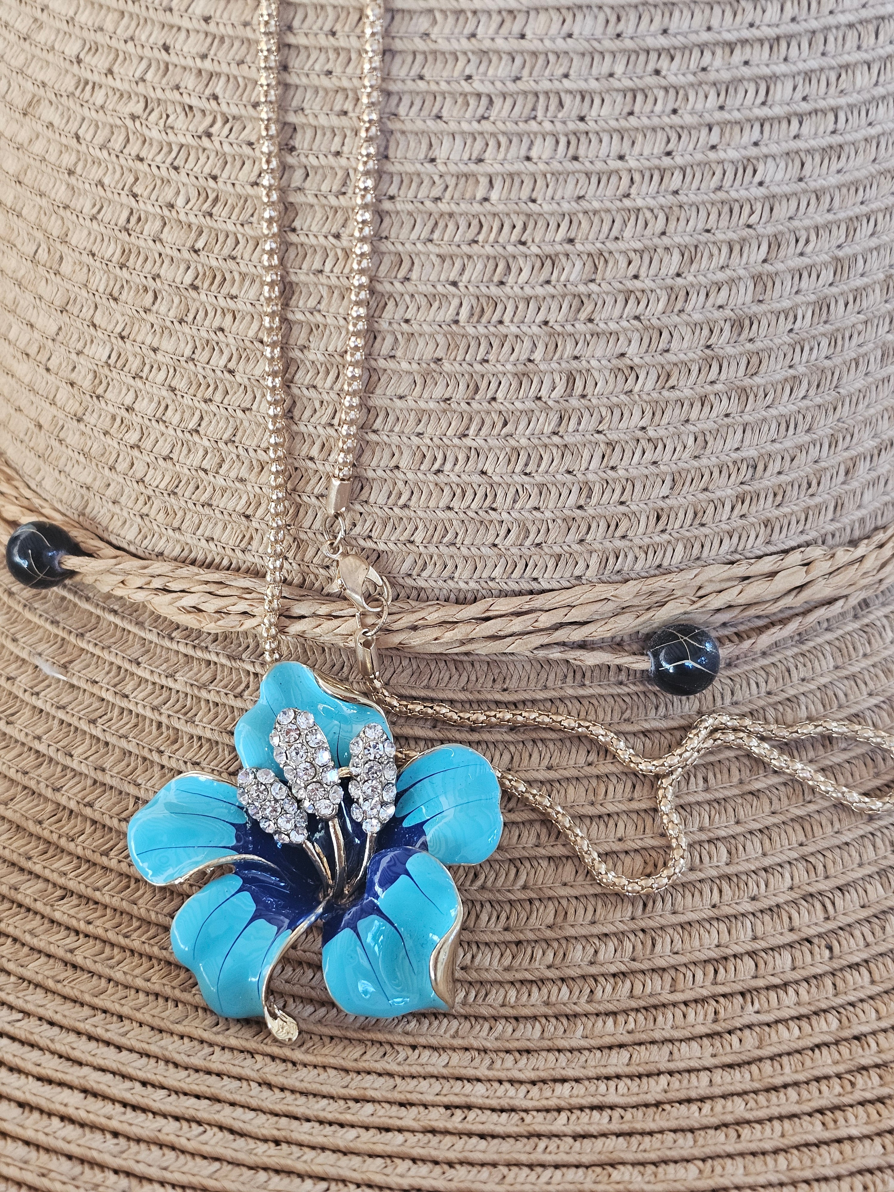 Colgante y brocha de Betsey Johnson