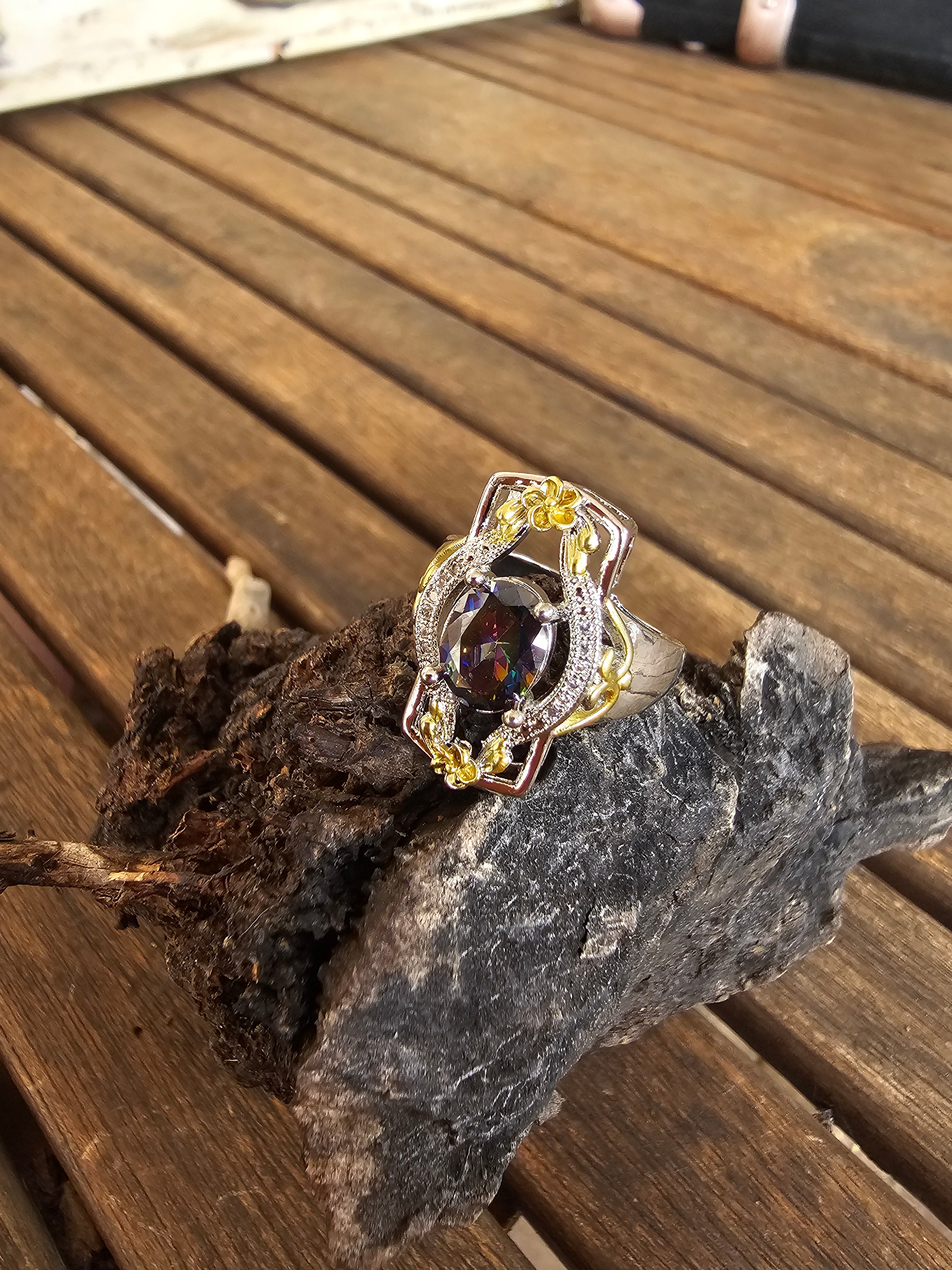 Llamativo anillo con filigranas y piedra