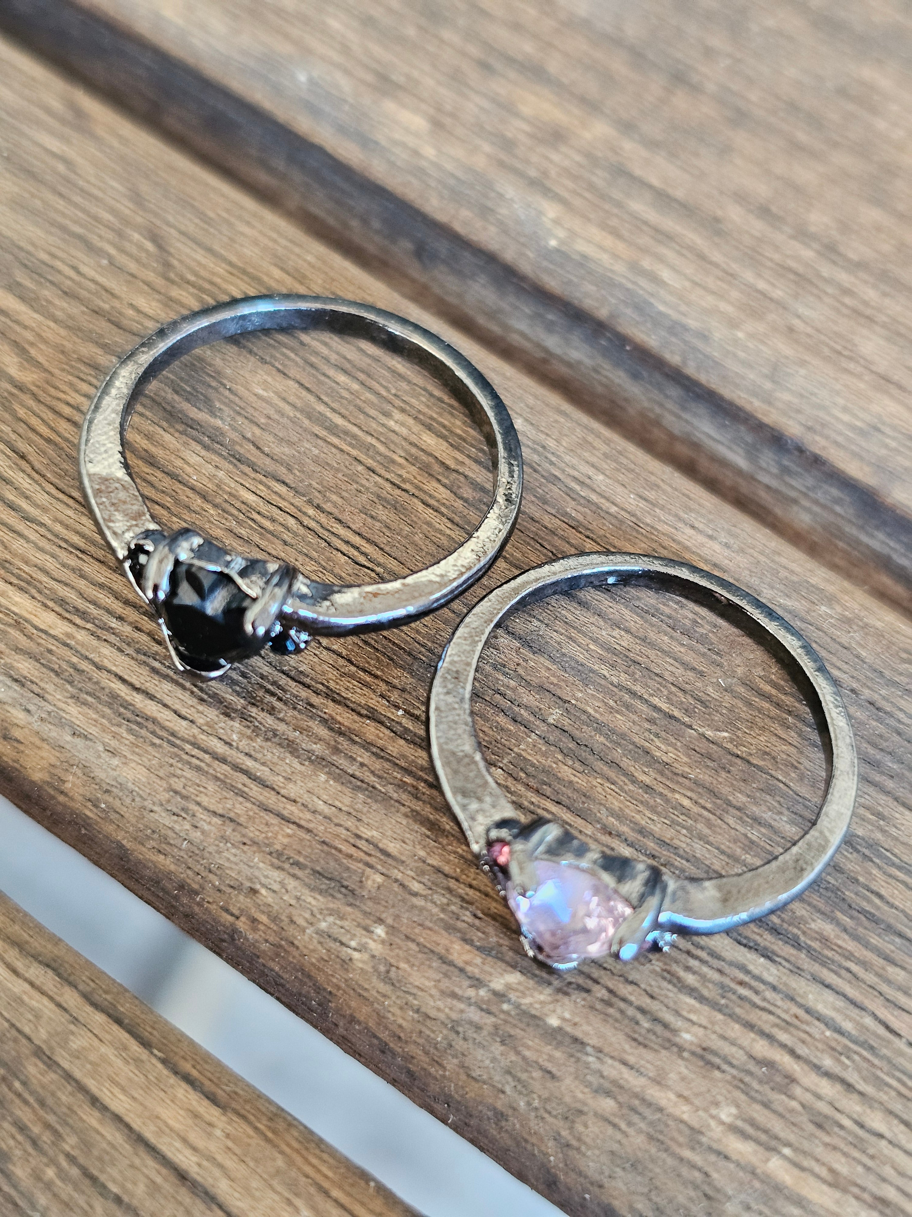 Llamativos anillos negros en forma de corazón