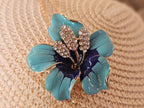 Colgante y brocha de Betsey Johnson