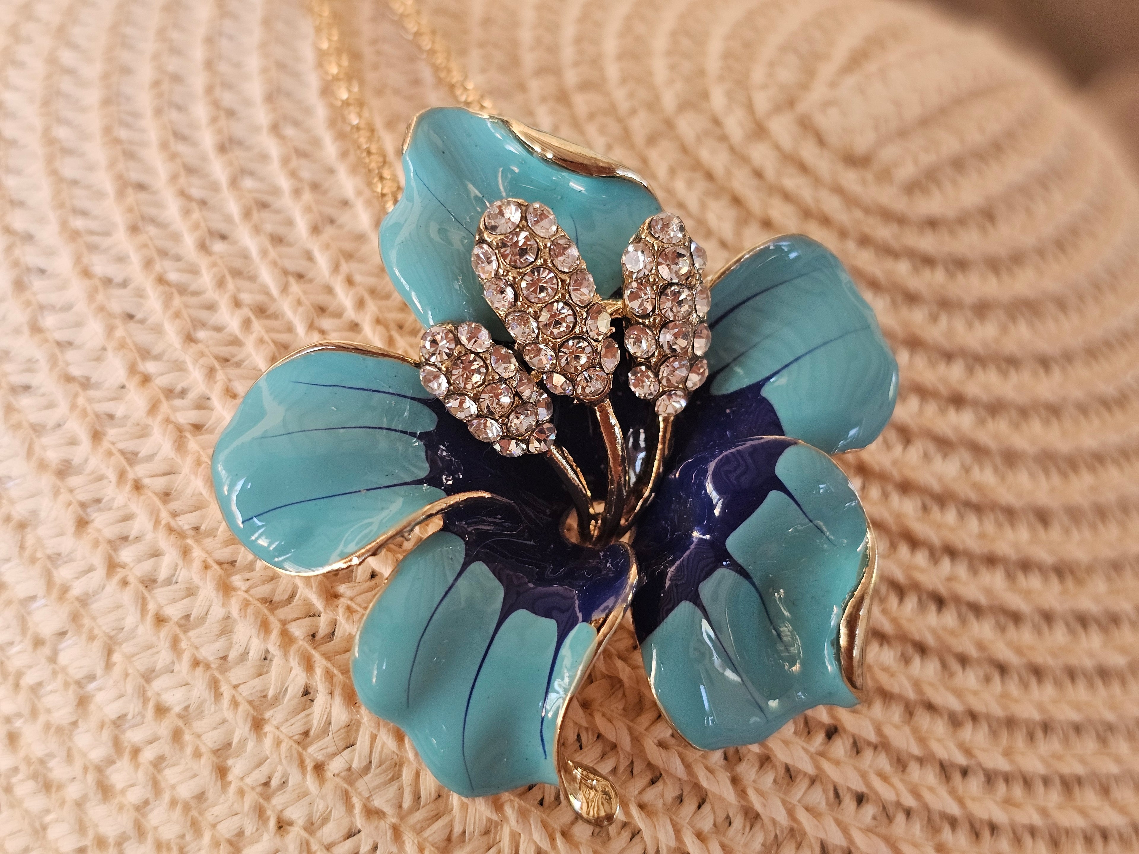 Colgante y brocha de Betsey Johnson
