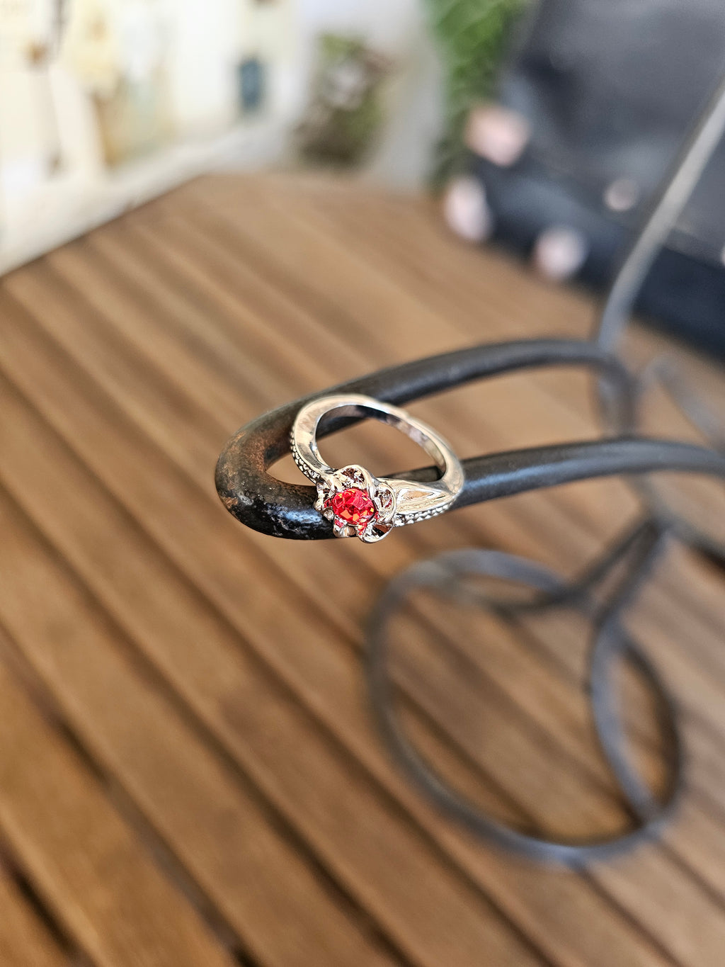 Lindo y femenino anillo con un cristal central