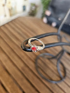 Lindo y femenino anillo con un cristal central