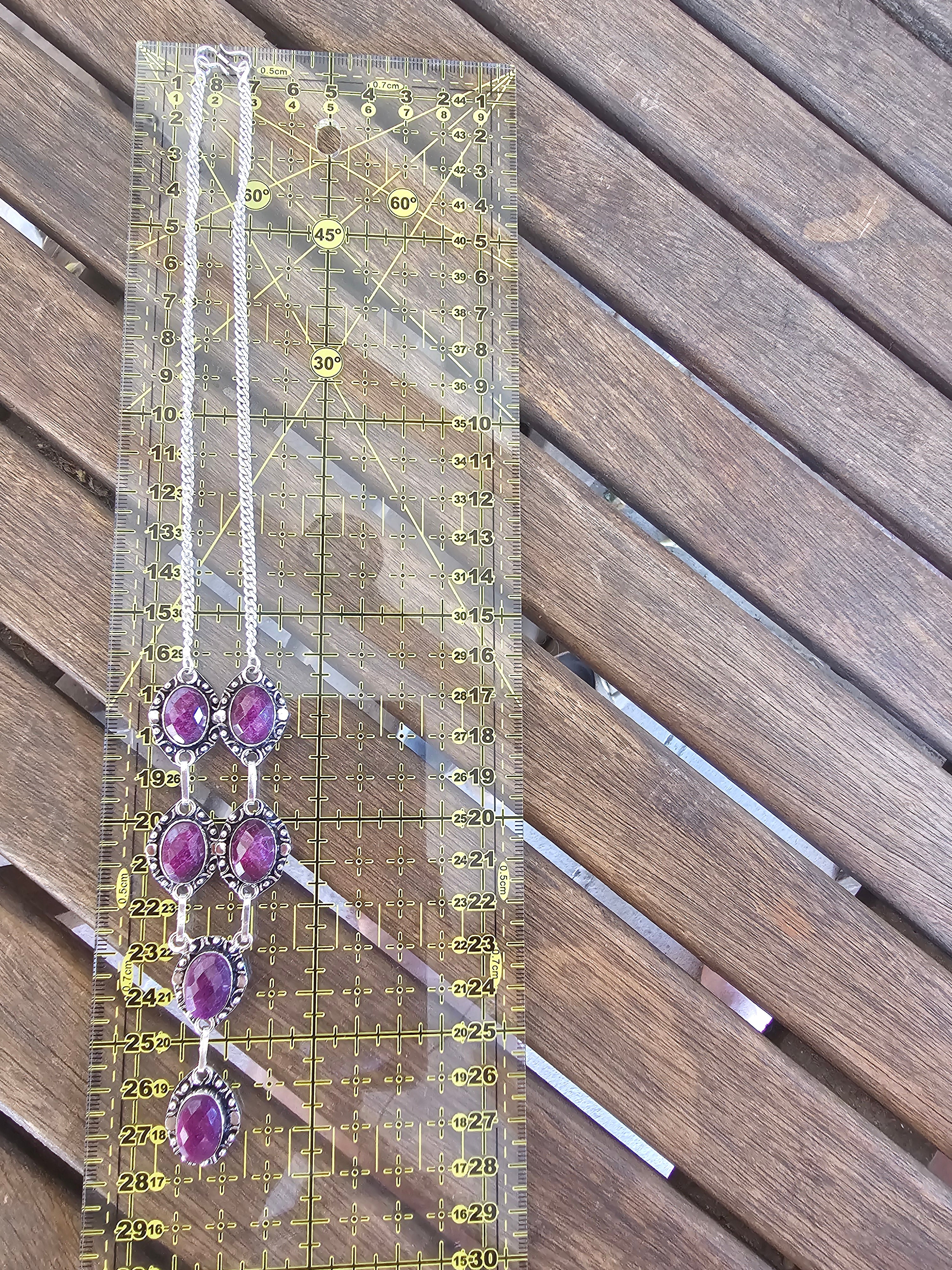 Lindo collar púrpura para cualquier ocasión