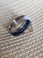 Anillo plateado con cadena azul