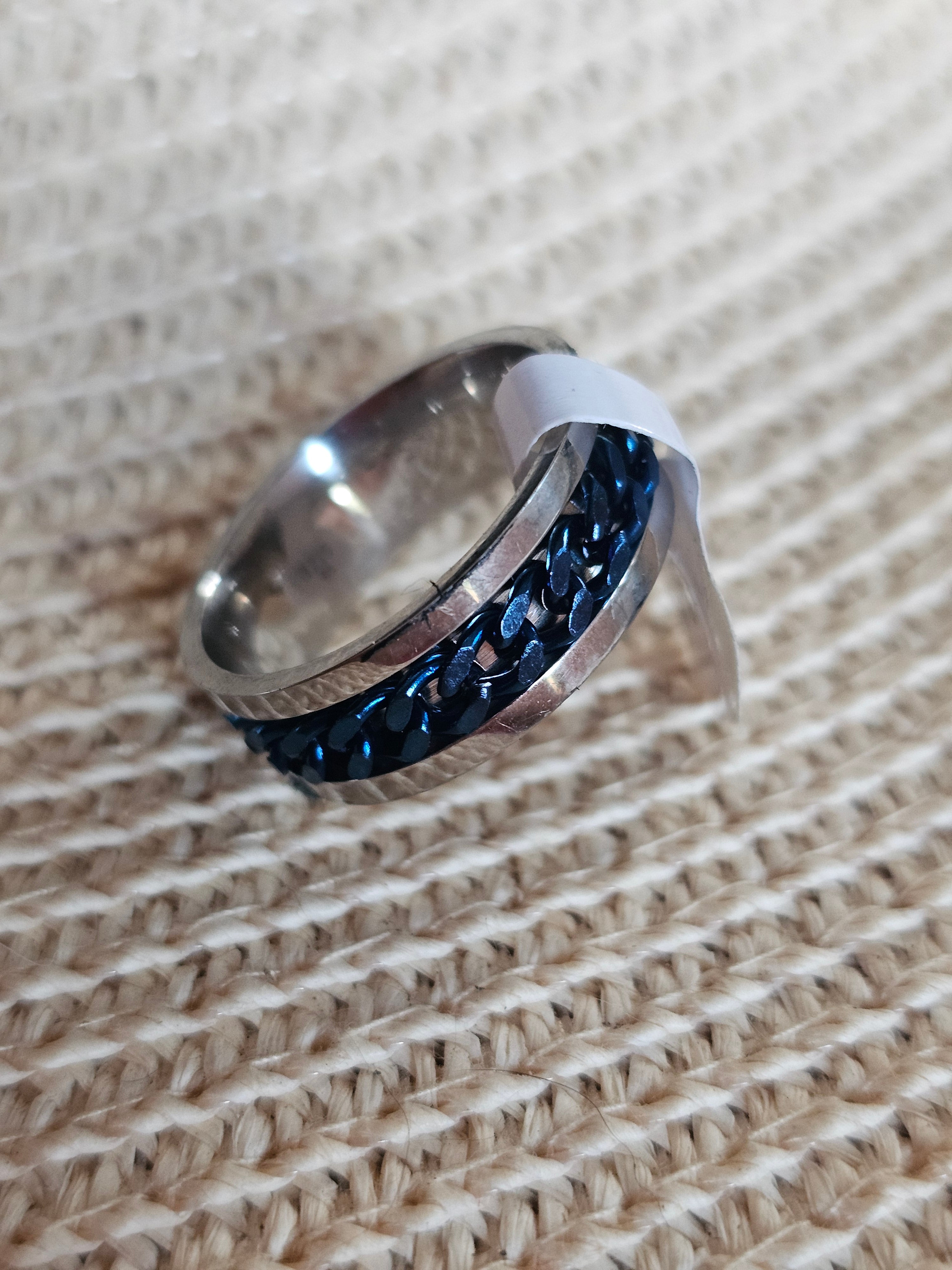 Anillo plateado con cadena azul