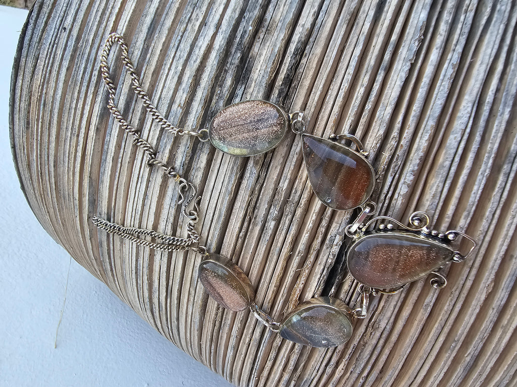 Collar brillante con detalles