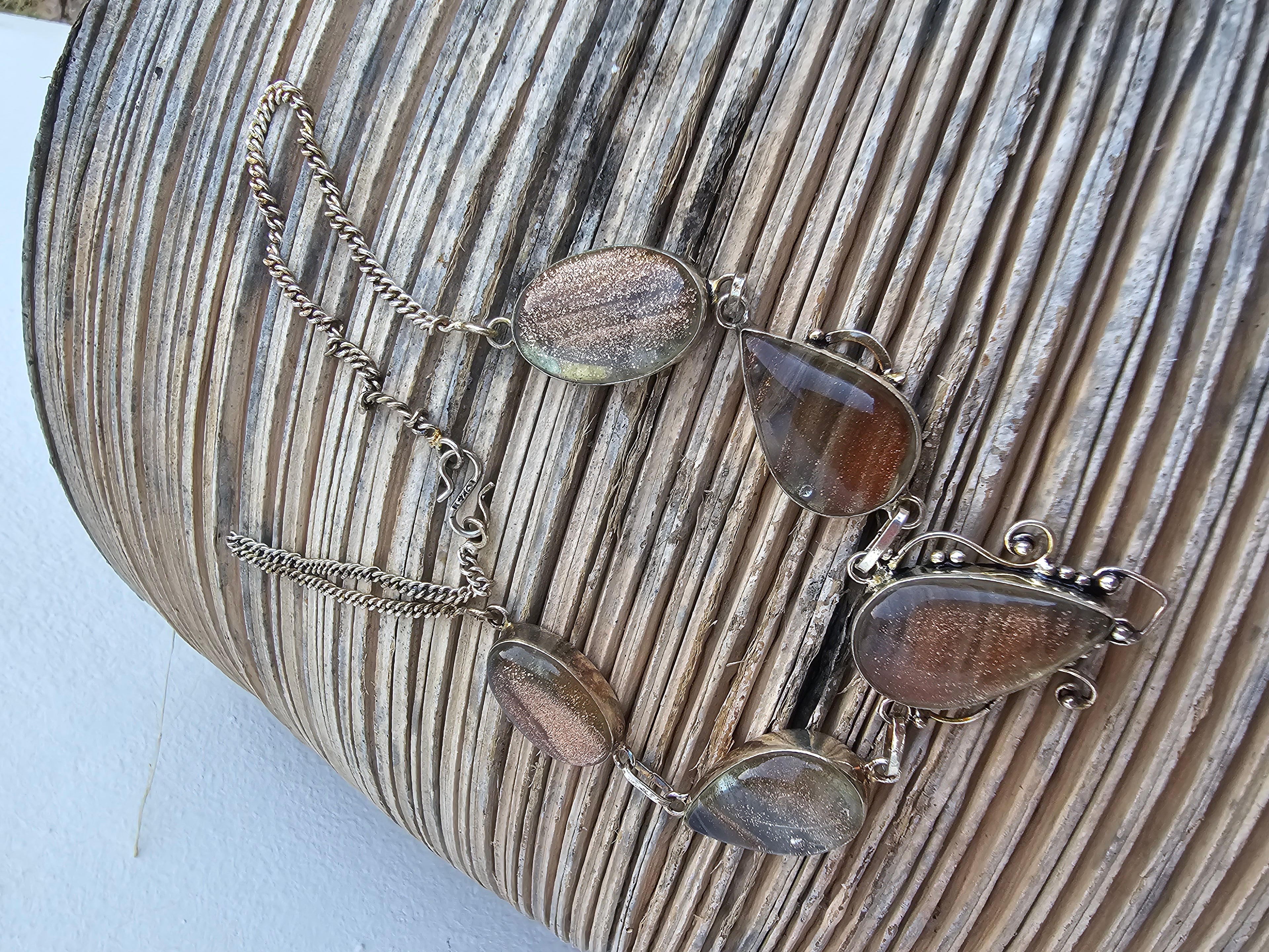 Collar brillante con detalles