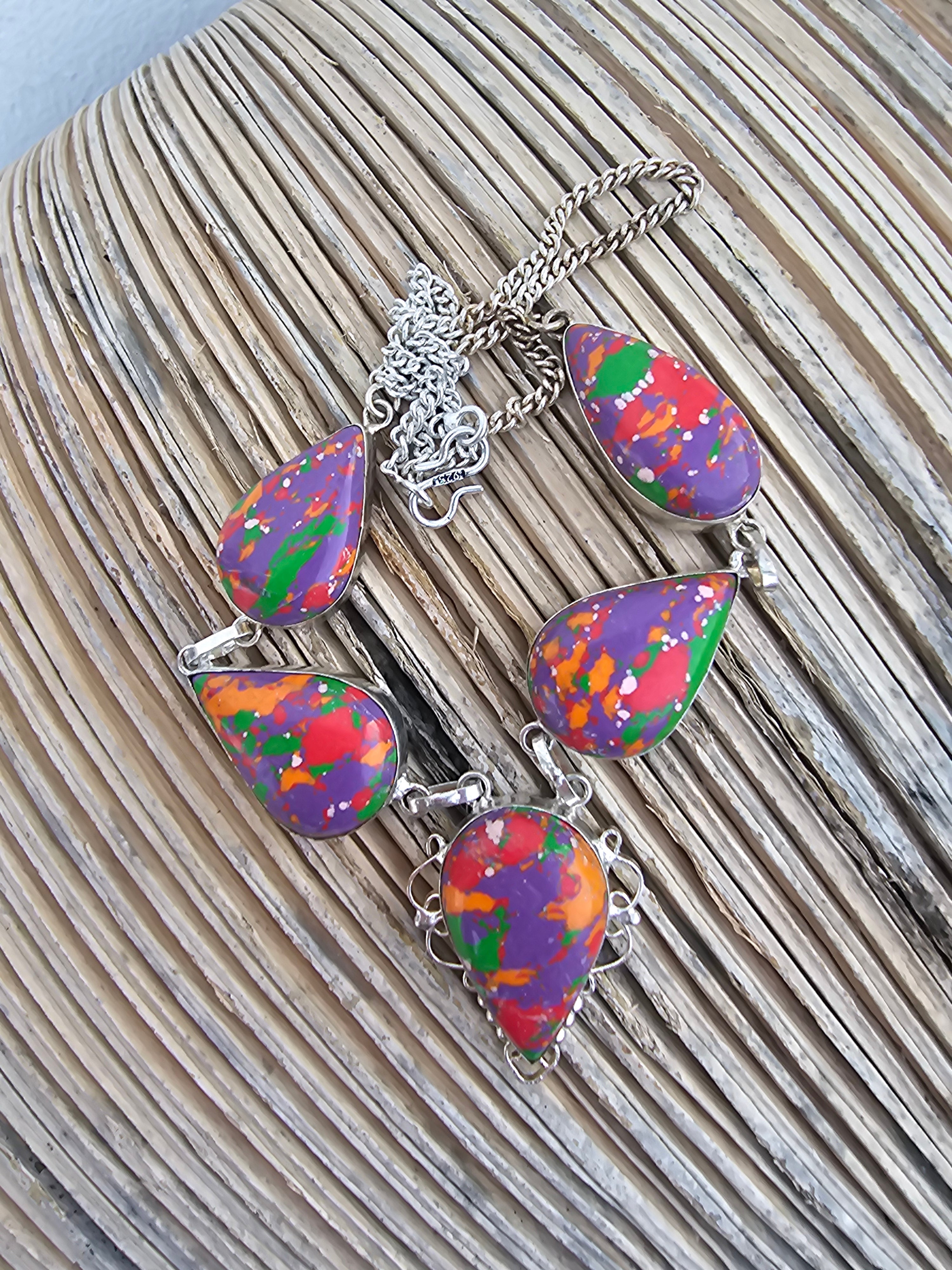 Collar con colores de verdad